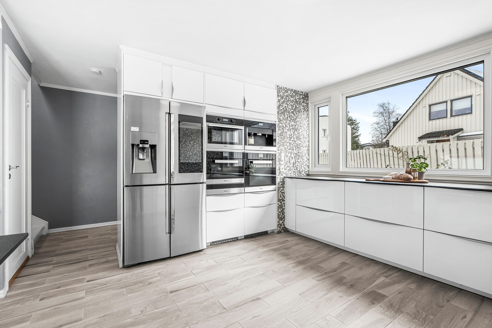 Integrerte hvitevarer bestående av komfyr, dampovn, kaffemaskin, varmeskuff, mikrobølgeovn og oppvaskmaskin. Videre finner du kjøl og frys tilkoblet vann. Galleribilde