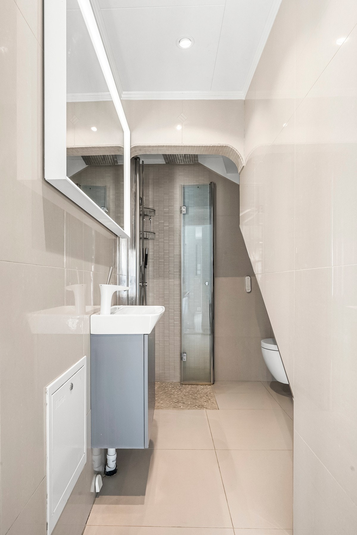 Delikat flislagt bad/wc fra 2018 med moderne innredning, dusjhjørne og varmekabler Galleribilde