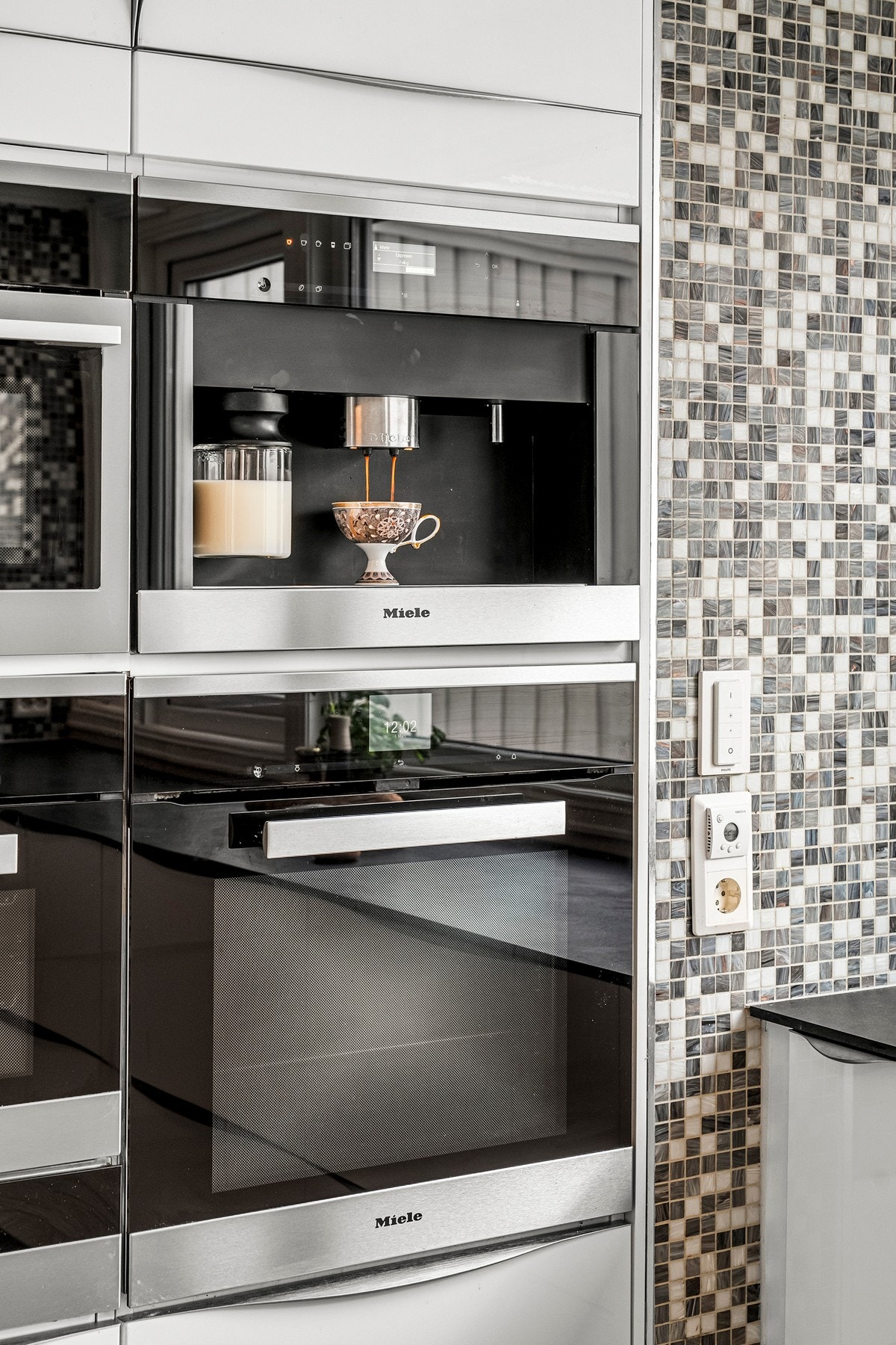 Kvalitetshvitevarer fra Miele, inkludert integrert kaffemaskin, gir kjøkkenet en eksklusiv og funksjonell løsning. Galleribilde