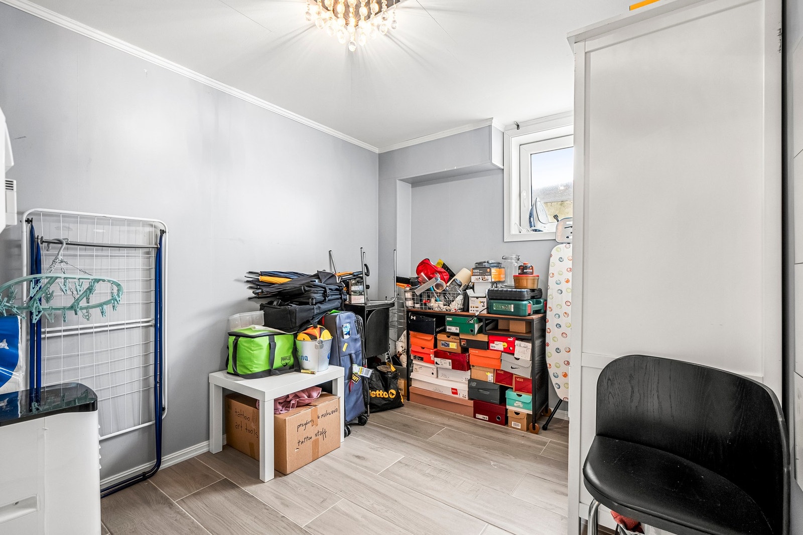 Rommet er byggemeldt som sportsbod og er ikke godkjent for varig opphold. Nåværende eier har benyttet rommet som soverom. Galleribilde