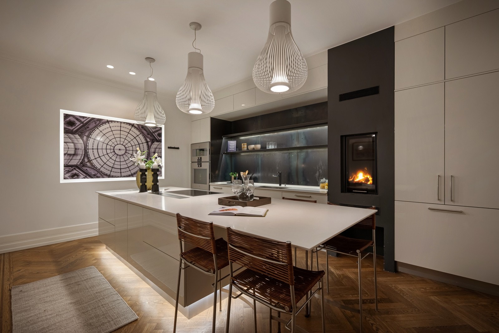 En flott peis fra Brunner med giljotindør er innfelt i benkehøyde, noe som gir et stort flammebilde og et lunt inntrykk. Galleribilde