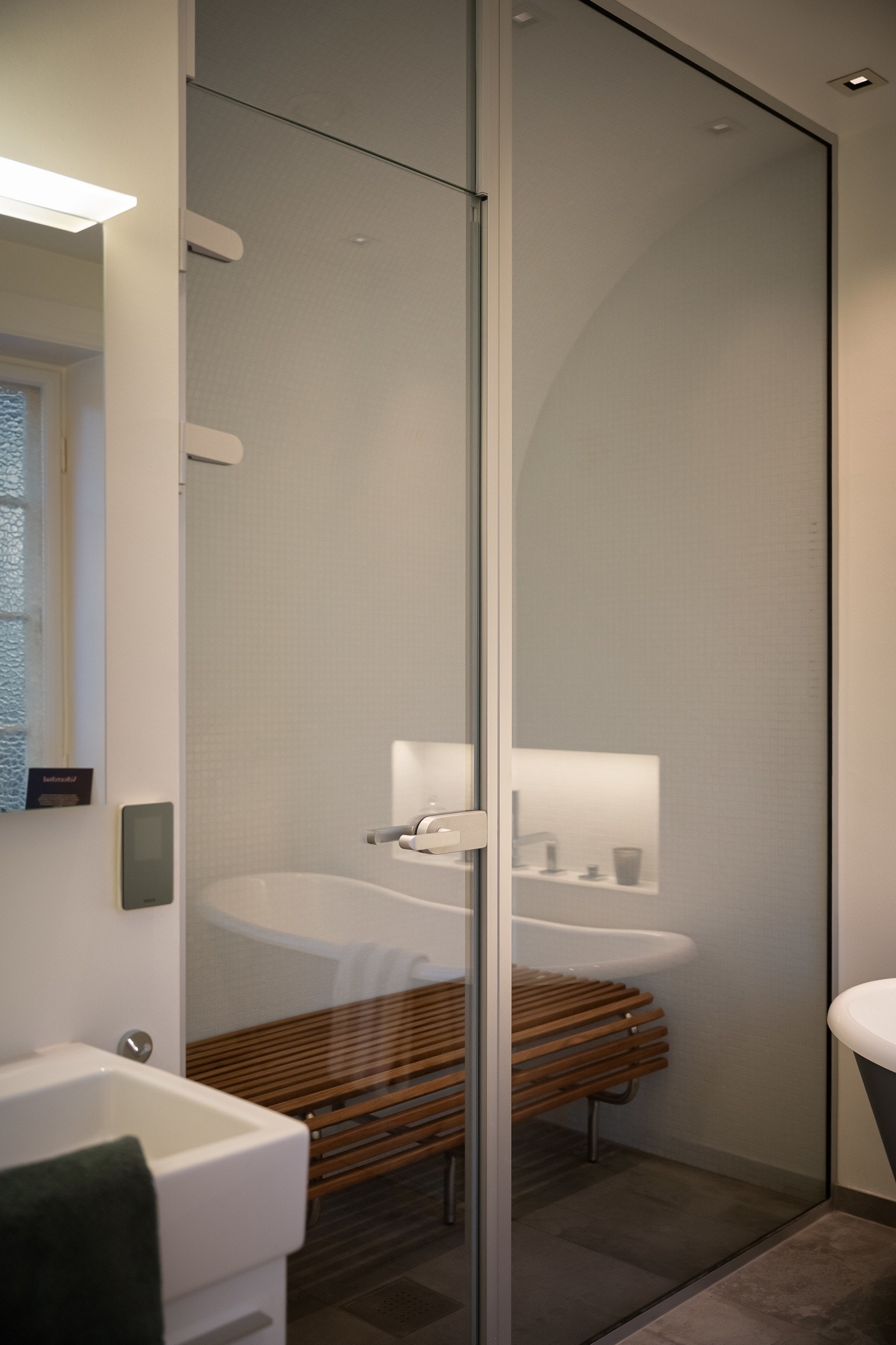 Steamdusjen fra Tylö har en flott størrelse og plassbygd benk i tre. Galleribilde