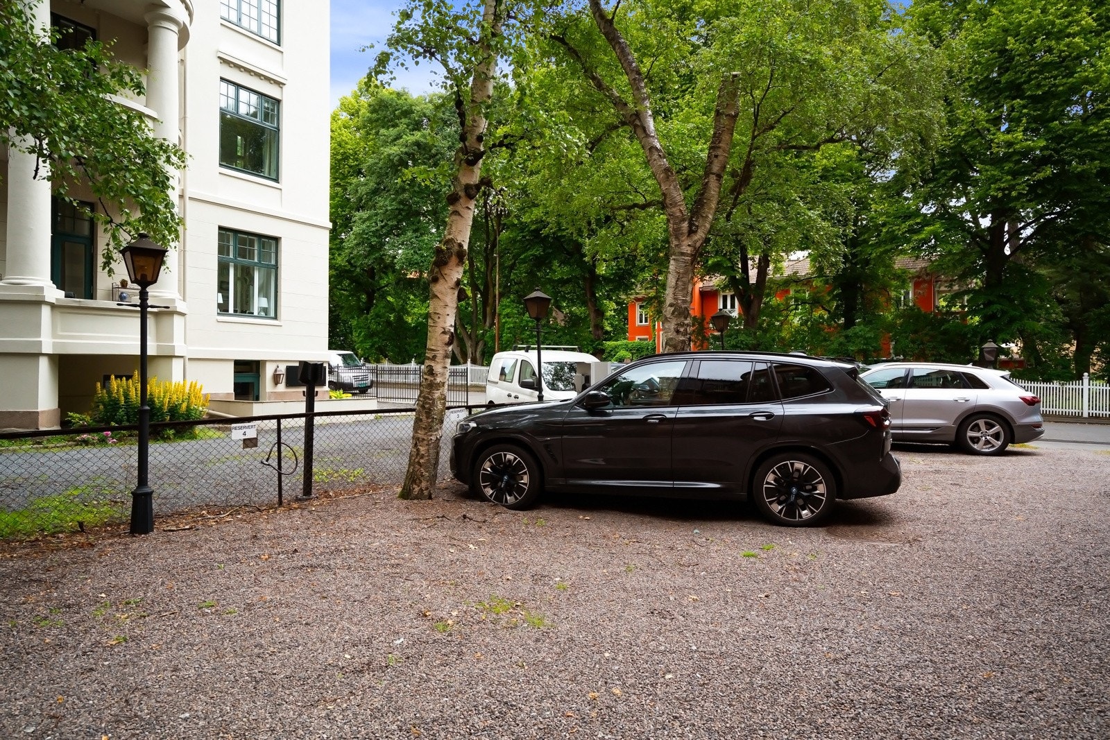 Til leiligheten følger to parkeringsplasser, den ene med elbillader. Galleribilde