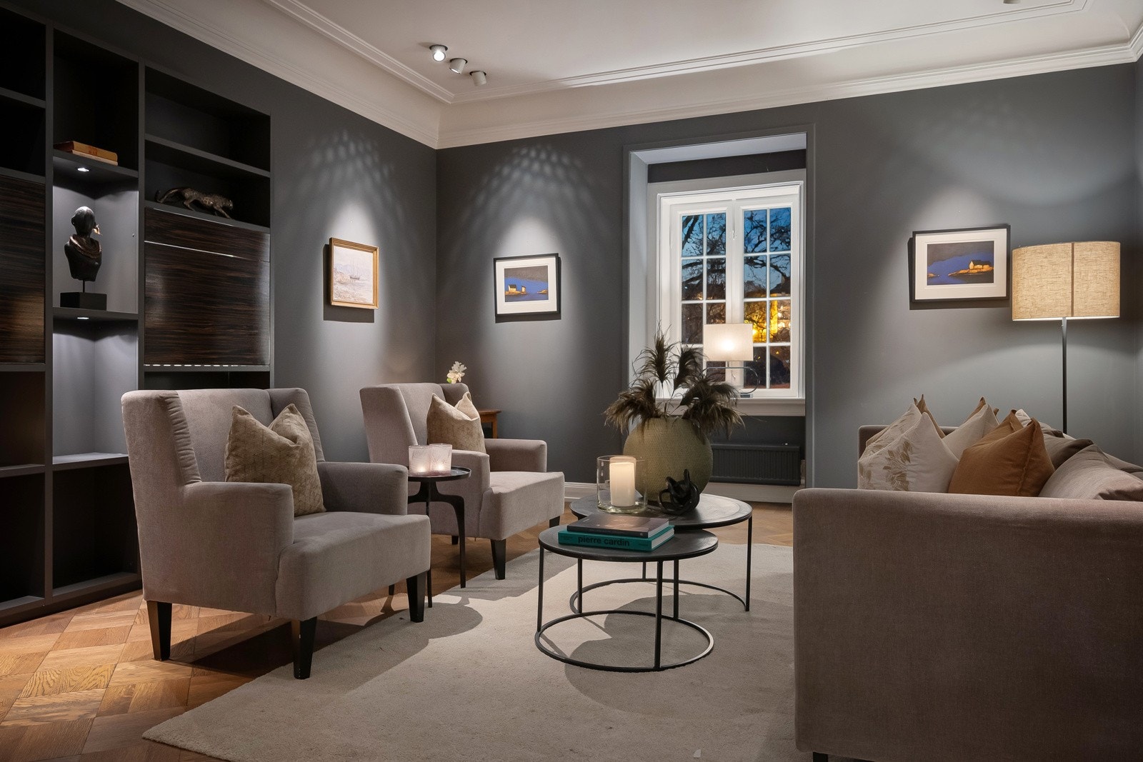 Vinduene i leiligheten er originale, men i god stand etter oppussing i 2022. Galleribilde