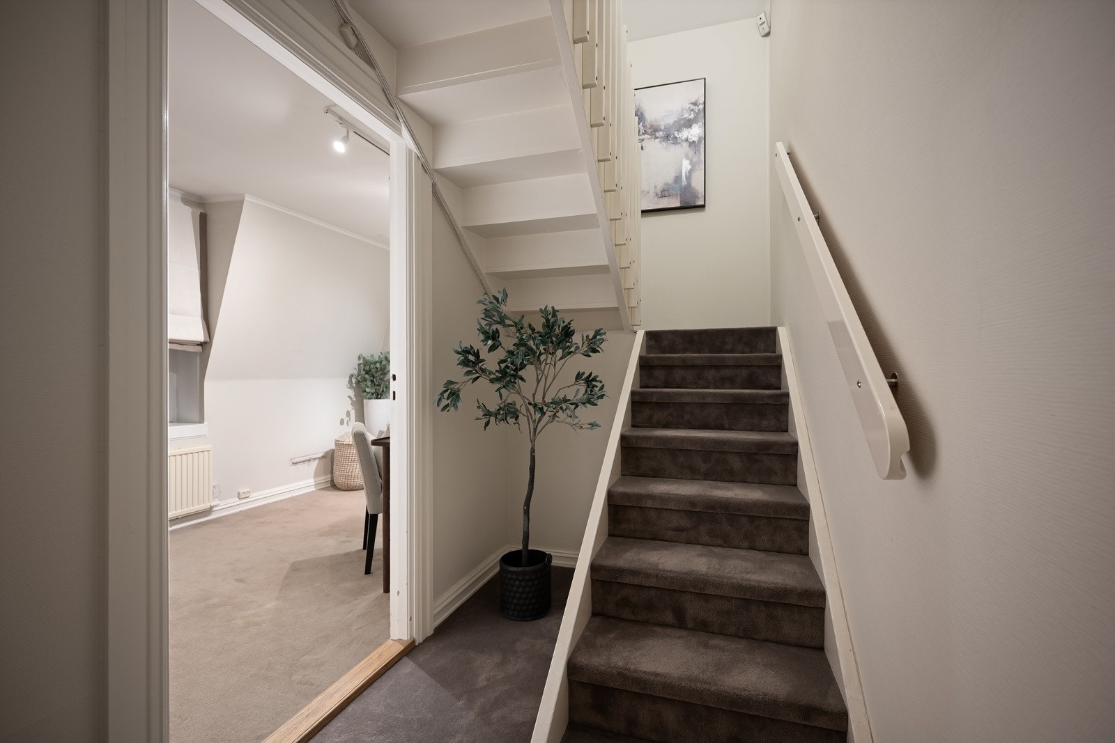 Den flotte leiligheten har totalt 2 soverom i hovedetasjen samt et på loftet, i tillegg til et stort, uinnredet areal på hele 74 kvm. Galleribilde