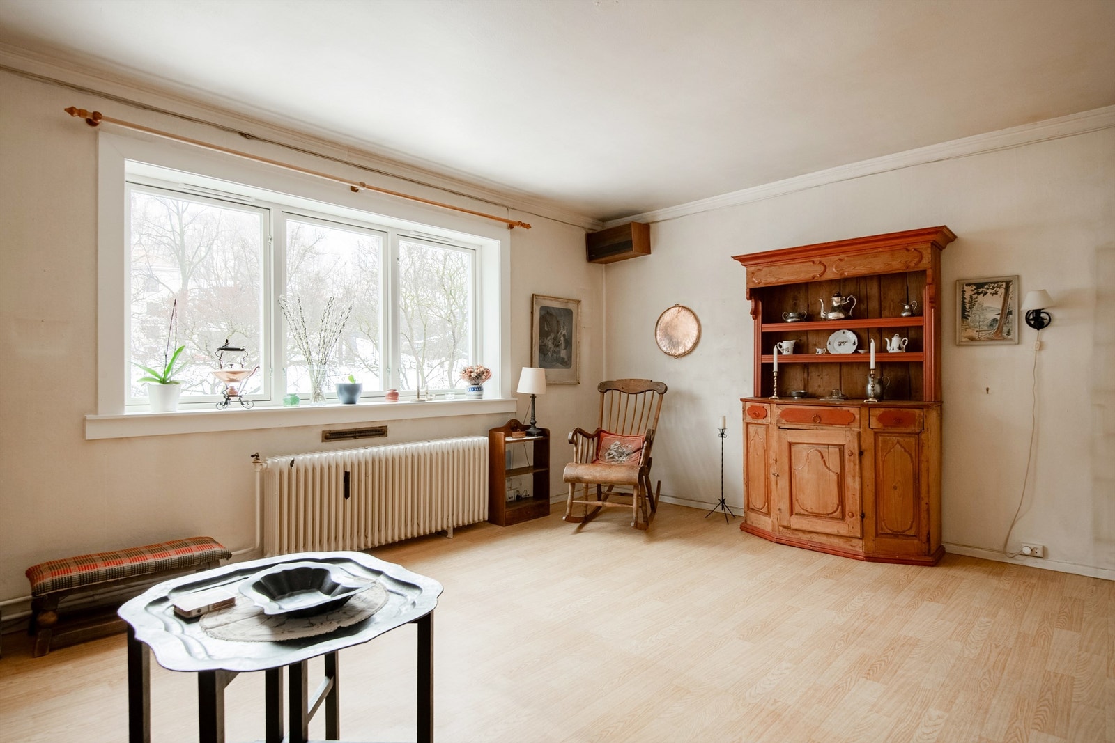 Romslig stue med store vindusflater som sørger for godt med lysinnslipp. Galleribilde