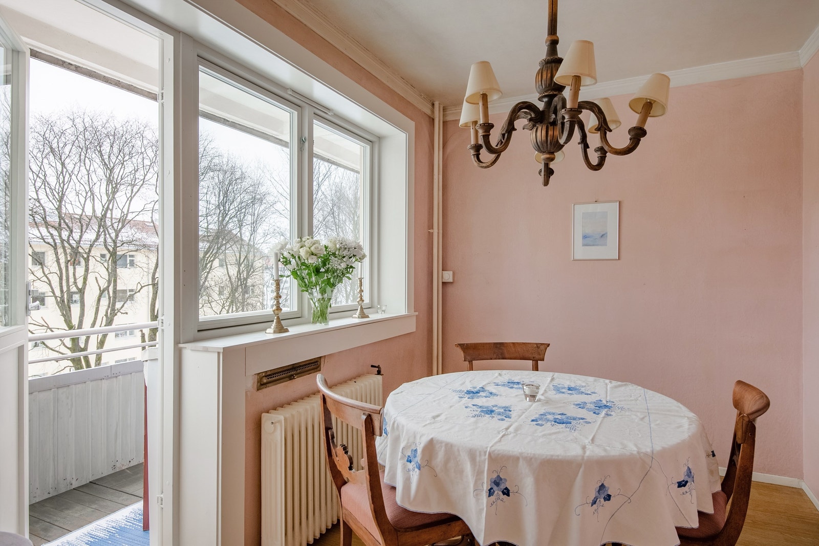 Fra soverommet/innredet spisestue har man adkomst til leilighetens balkong. Galleribilde
