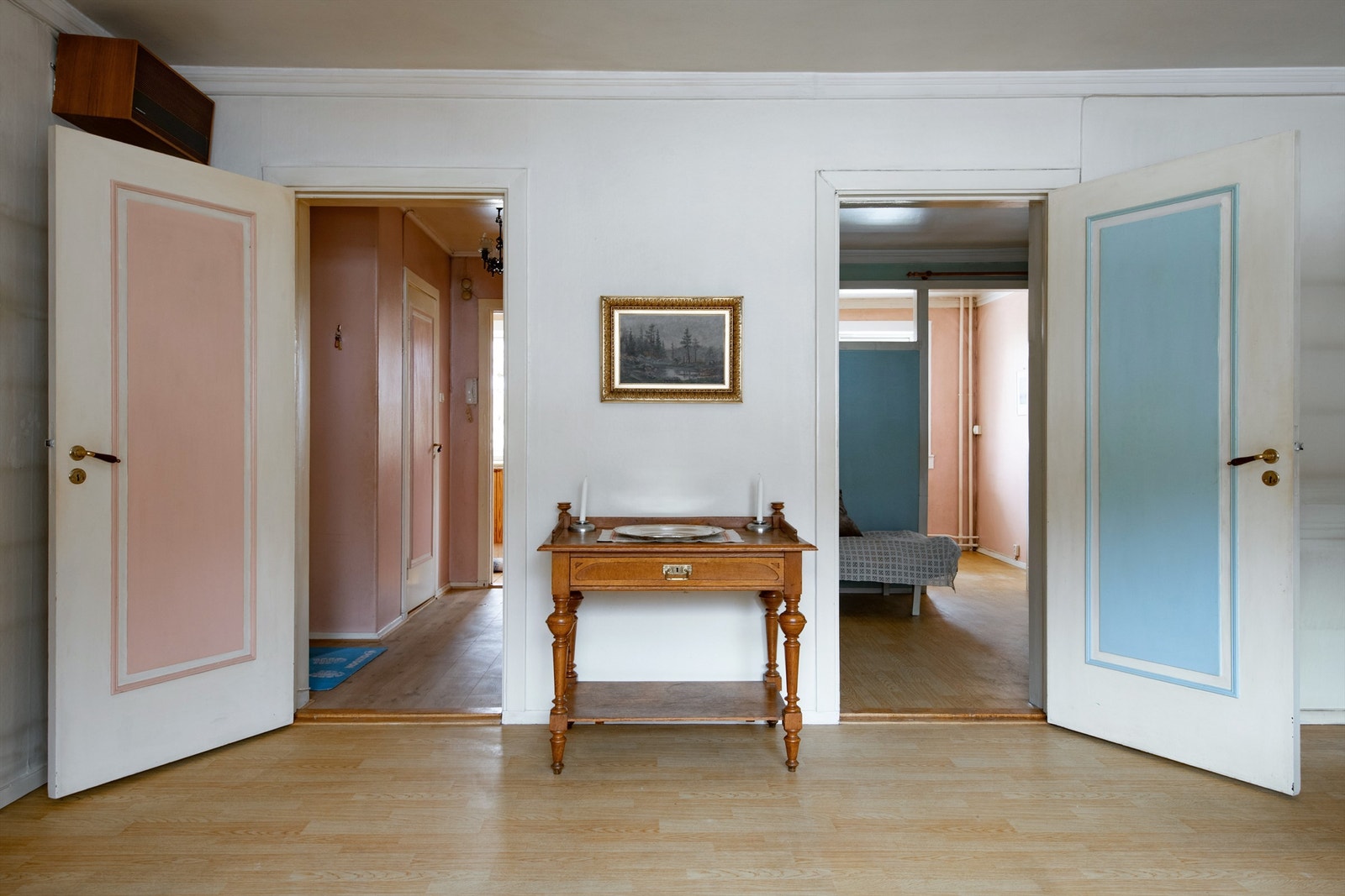 Fra stuen har man to dører som tar deg til leilighetens entré og allrom. Noe som gir deg fleksibilitet på planløsningen. Galleribilde