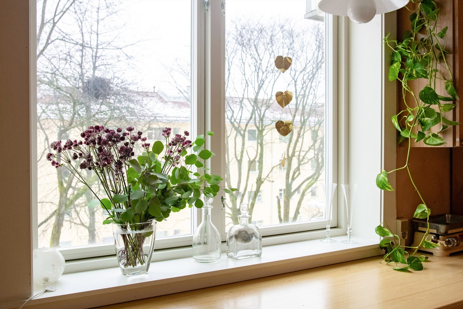 Store vindusflater på kjøkkenet slipper rikelig med lys og utsikt under matlagingen. Galleribilde