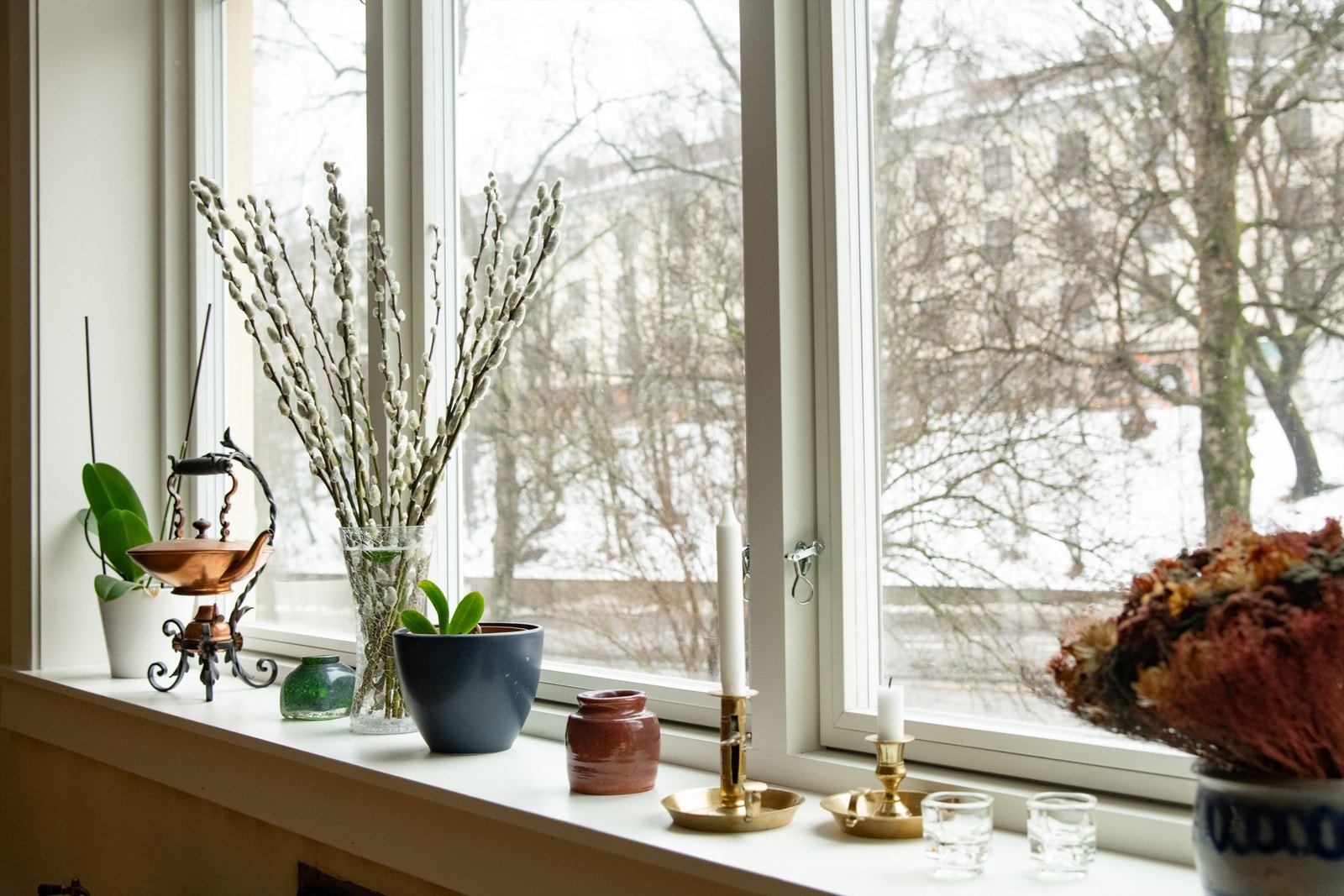Vinduene ble skiftet ut i regi av borettslaget i 2025. Dype karmer med plass til planter og dekor. Galleribilde