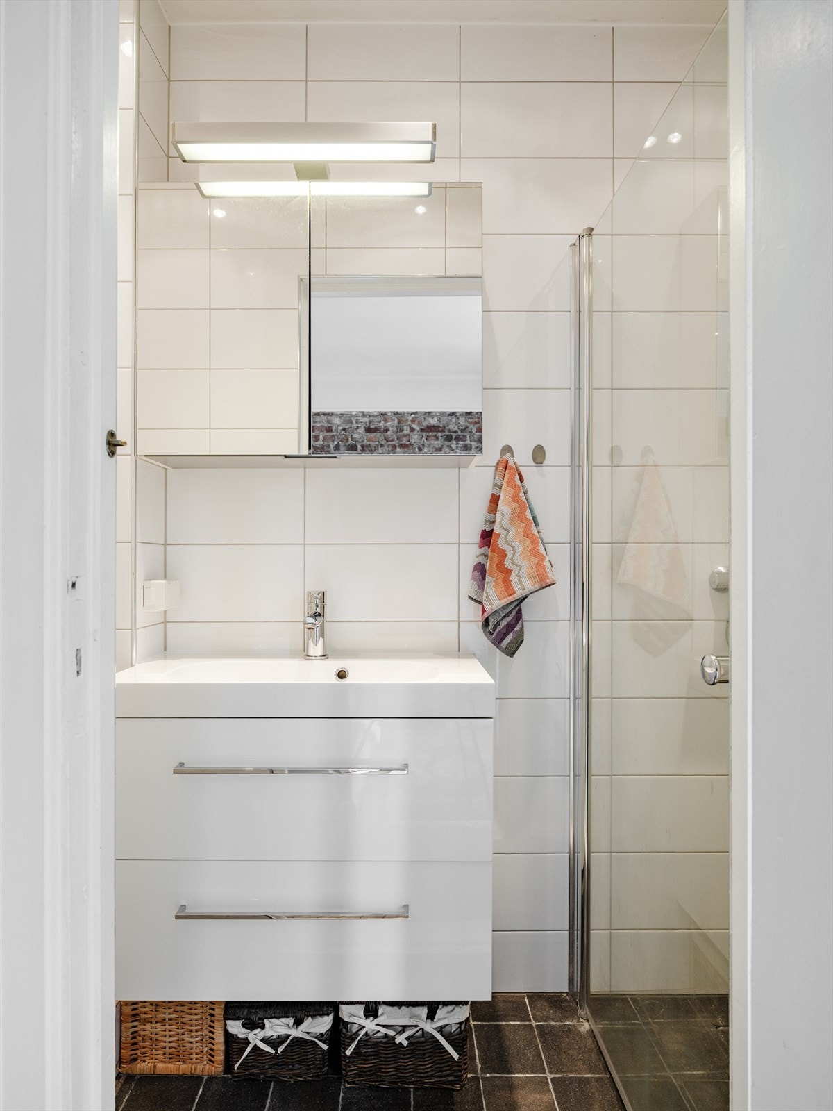 Fra soverommet er det adkomst til badet. Galleribilde