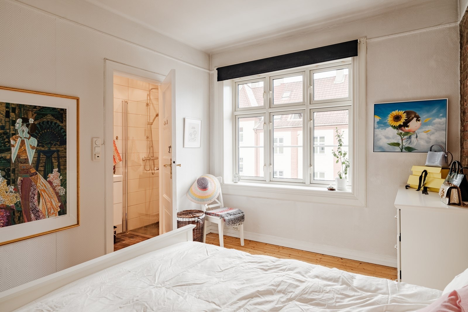 Et stort vindu på soverommet med deilig morgensol. Galleribilde