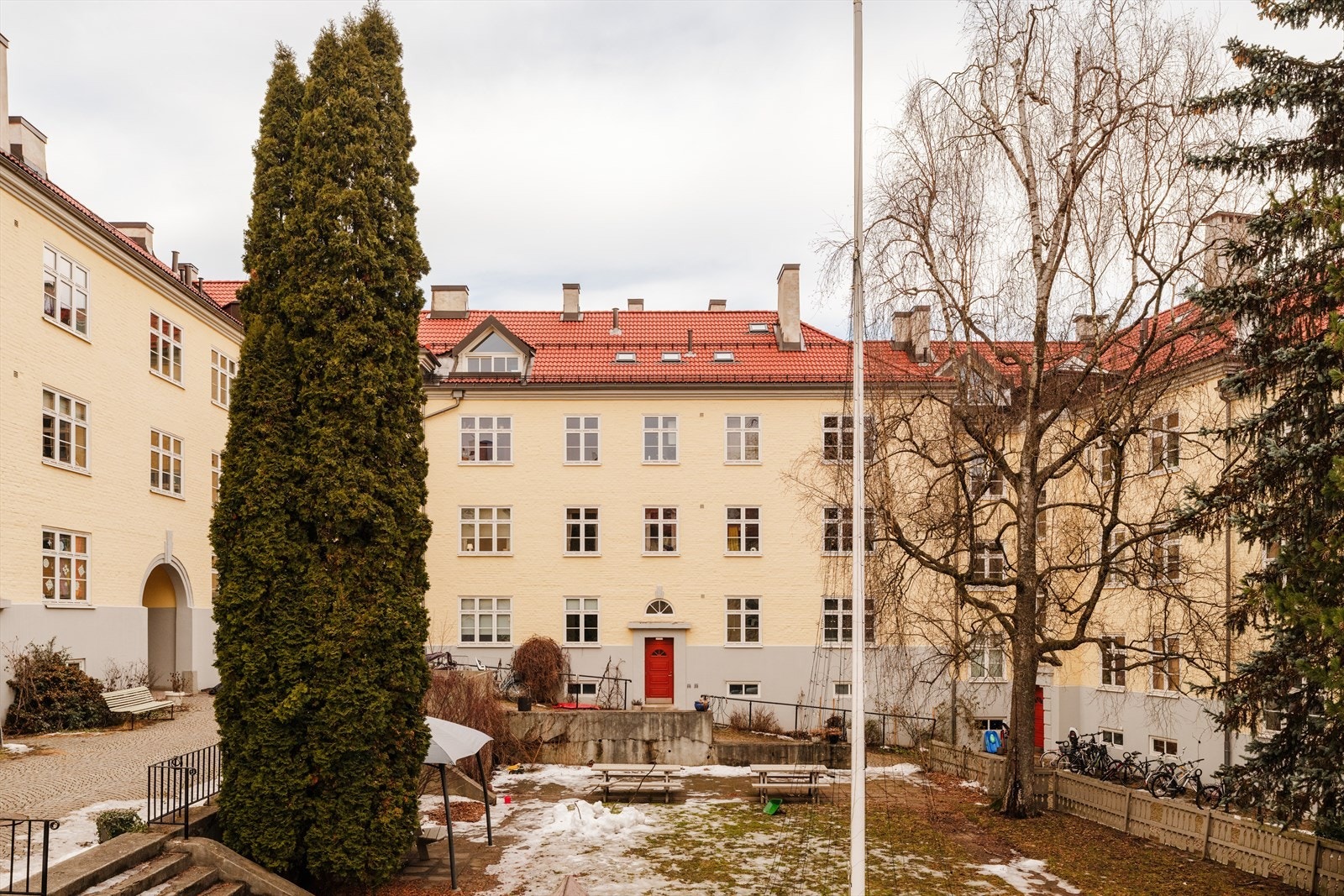 Sameiet har en herlig, lukket bakgård med lekeplass, sittegrupper og beplantning. Galleribilde