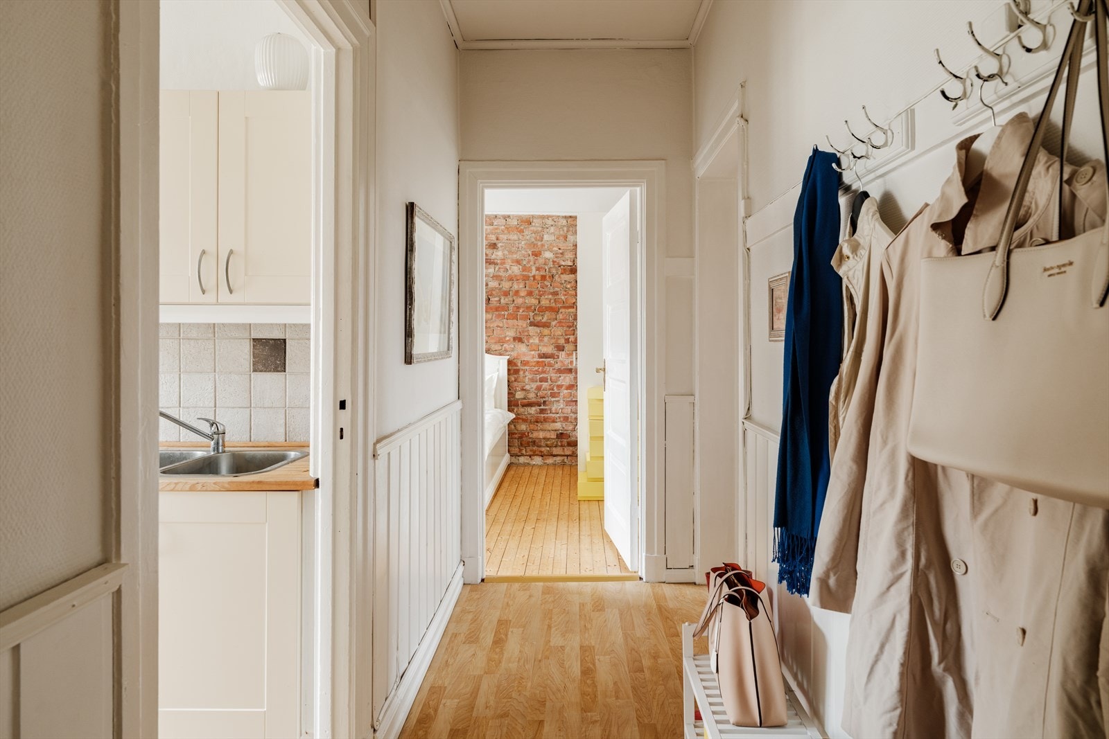 Du blir møtt av en hyggelig entré med plass for oppheng av jakker og oppstilling av sko. Galleribilde