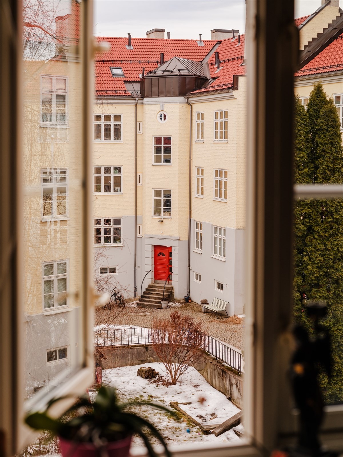 Sameiet er veldrevet og sosialt med blant annet felles julegrantenning med sang, servering av gløgg og hyggelig samvær i bakgården. Galleribilde