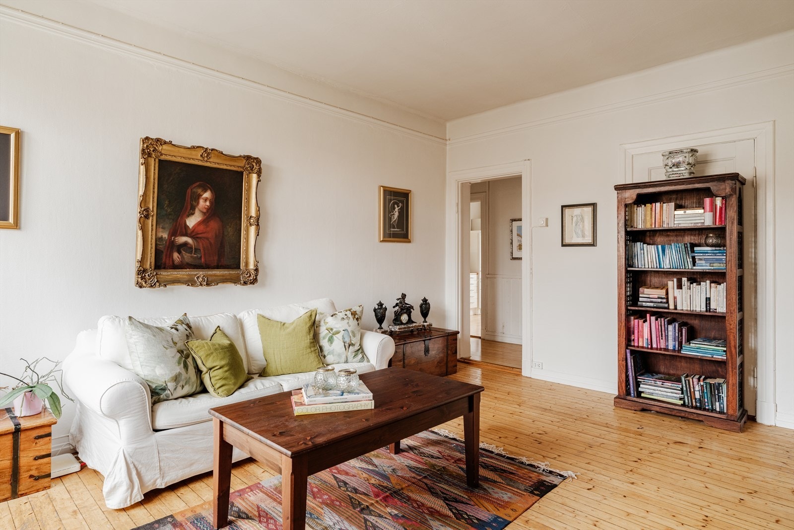 Stuen har gode møbleringsmuligheter for sofagruppe, spisebord og annet møblement. Galleribilde
