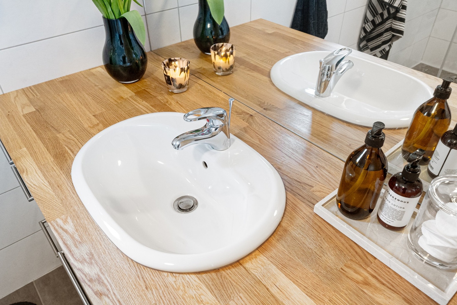 Heltre benk i eik med servant. Galleribilde