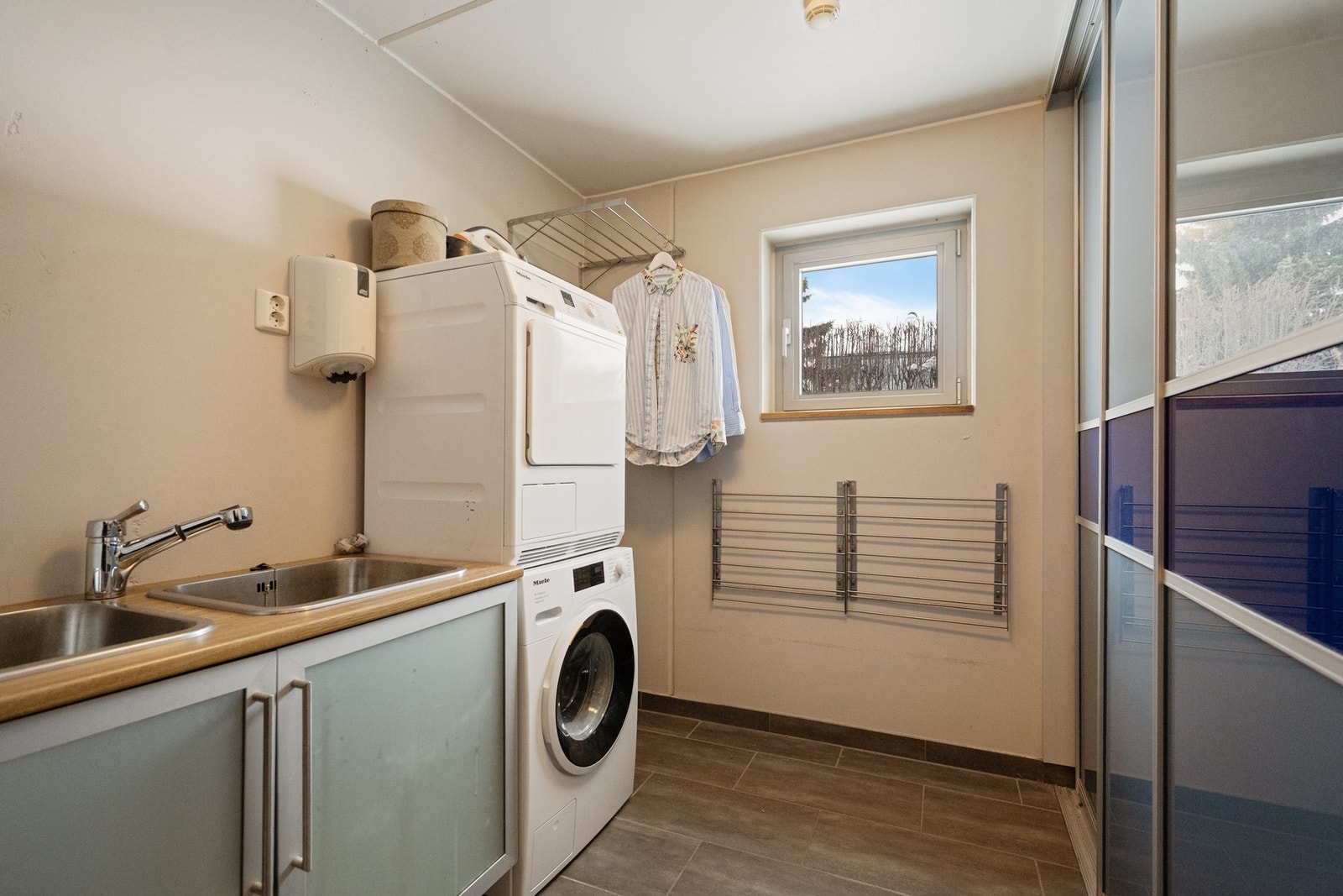 Vaskerom med skyllekum og skap skyvedører Galleribilde