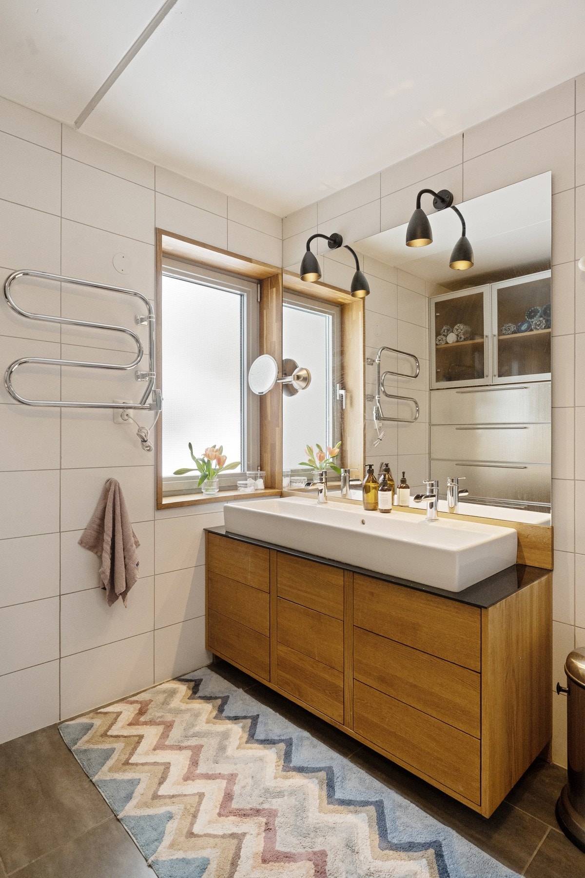 Baderomsinnredning i heltre eik med servant og speil. Galleribilde