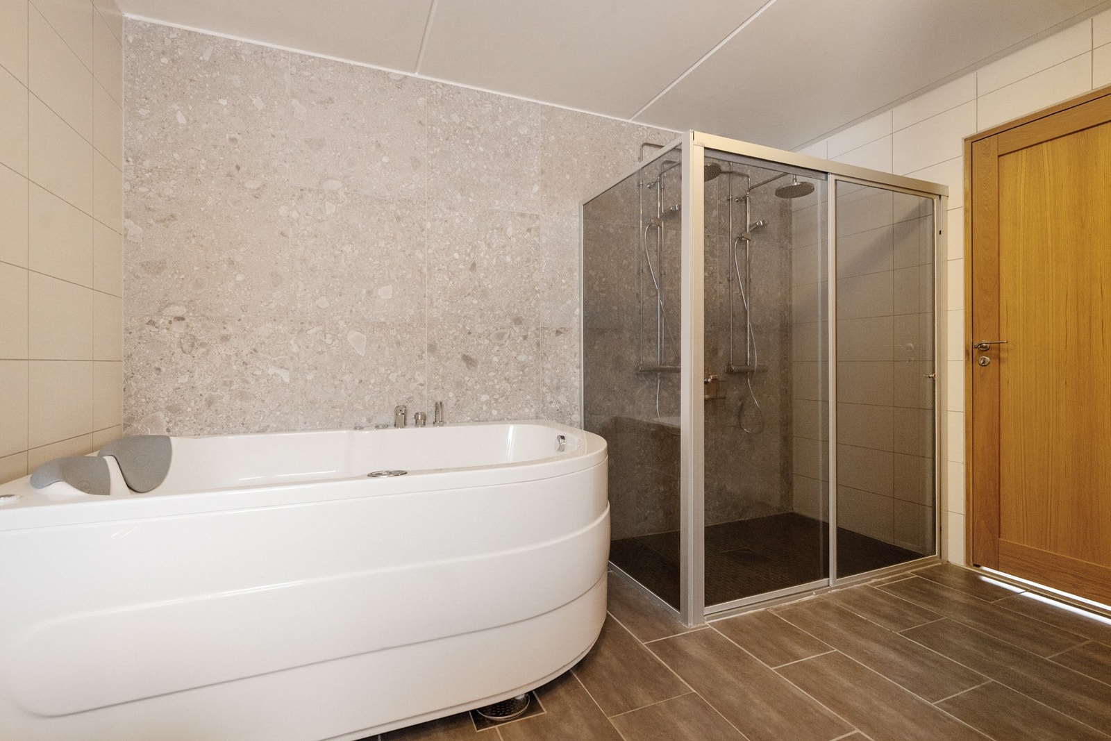 Badekar og dobbel dusj. Galleribilde