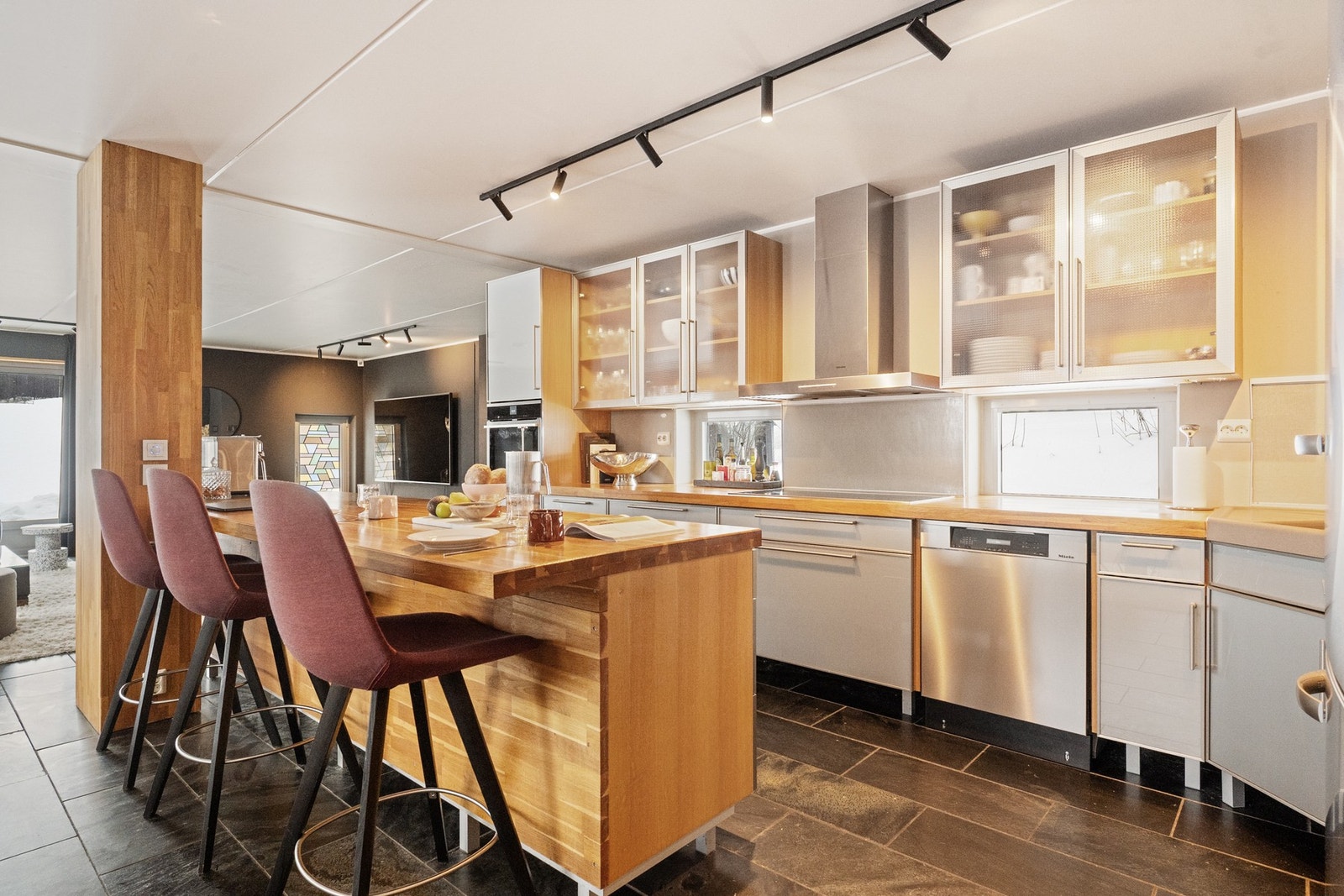 Innholdsrikt kjøkken med eik skrog og håndlaget fronter. Galleribilde