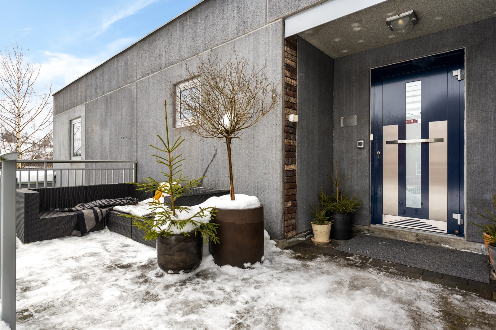 Trivelig terrasse ved inngangsparti. Galleribilde