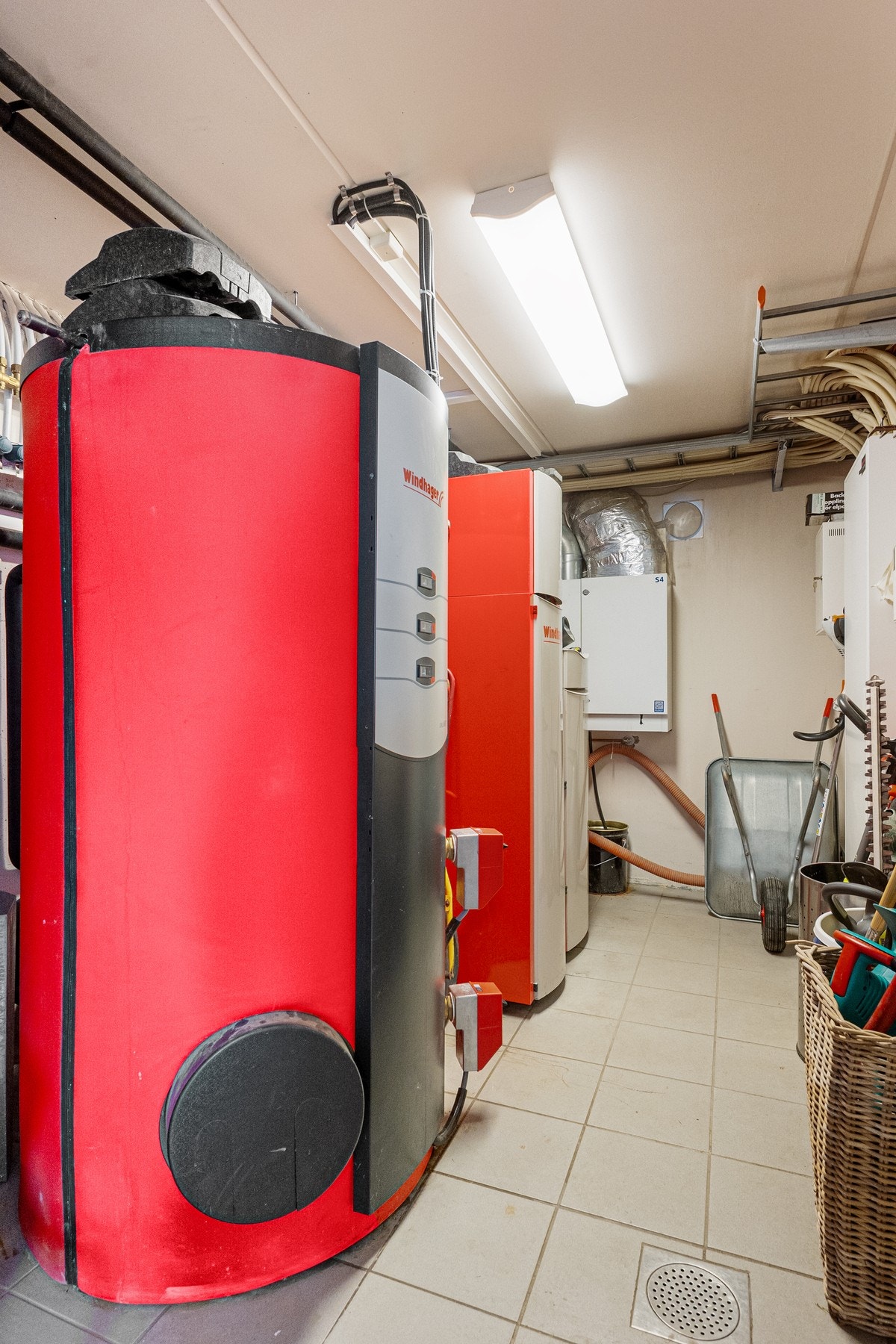 Teknisk rom i garasje. Galleribilde