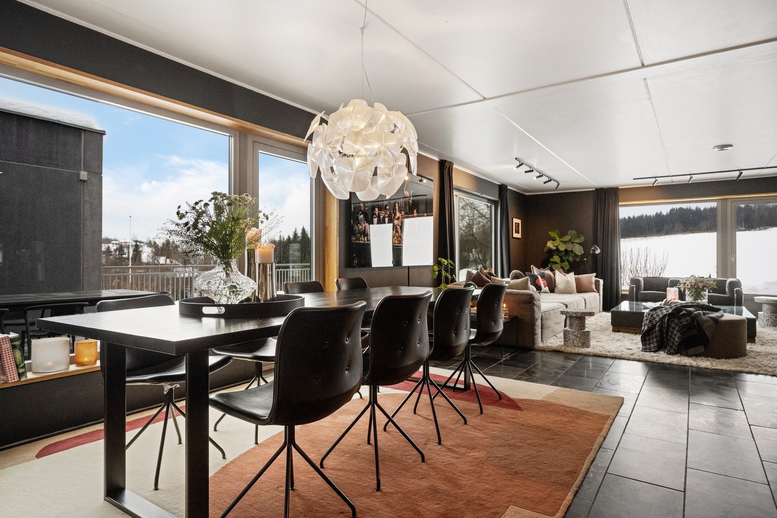 Store vinduer og terrassedør ut fra spisestue. Galleribilde