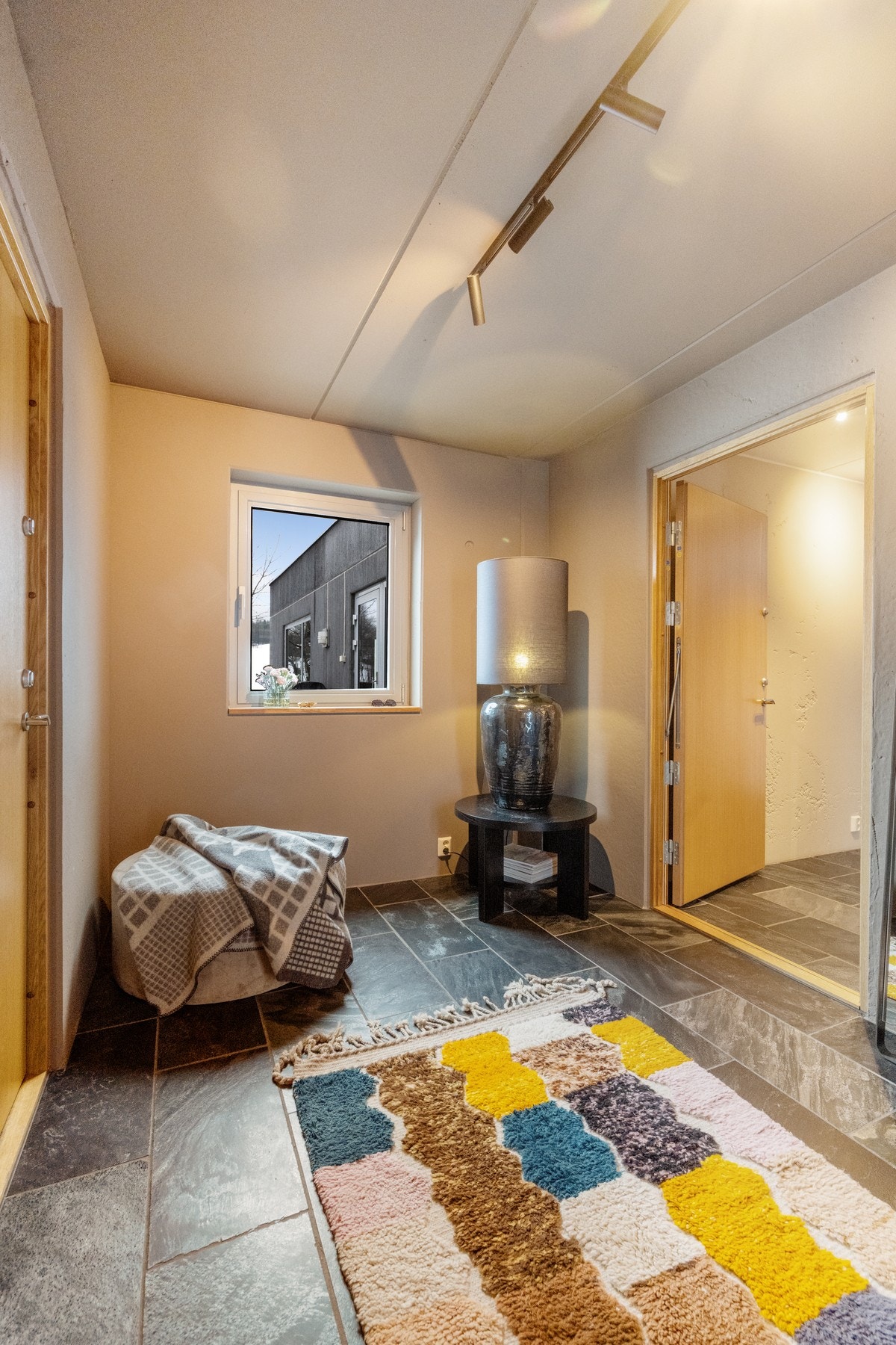 Romslig entrè. Galleribilde