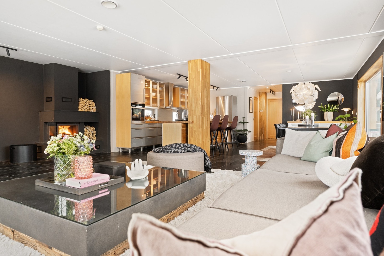 Åpen løsning mellom stue, spisestue og kjøkken. Galleribilde