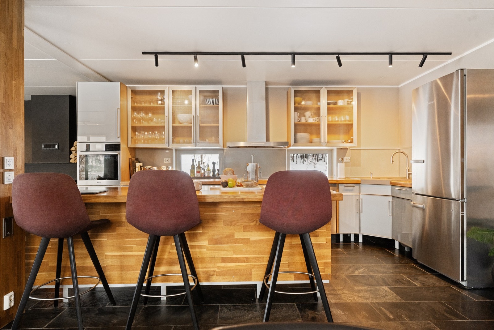 Kjøkkenøy med heltre eik benkeplate og skuffer. Galleribilde