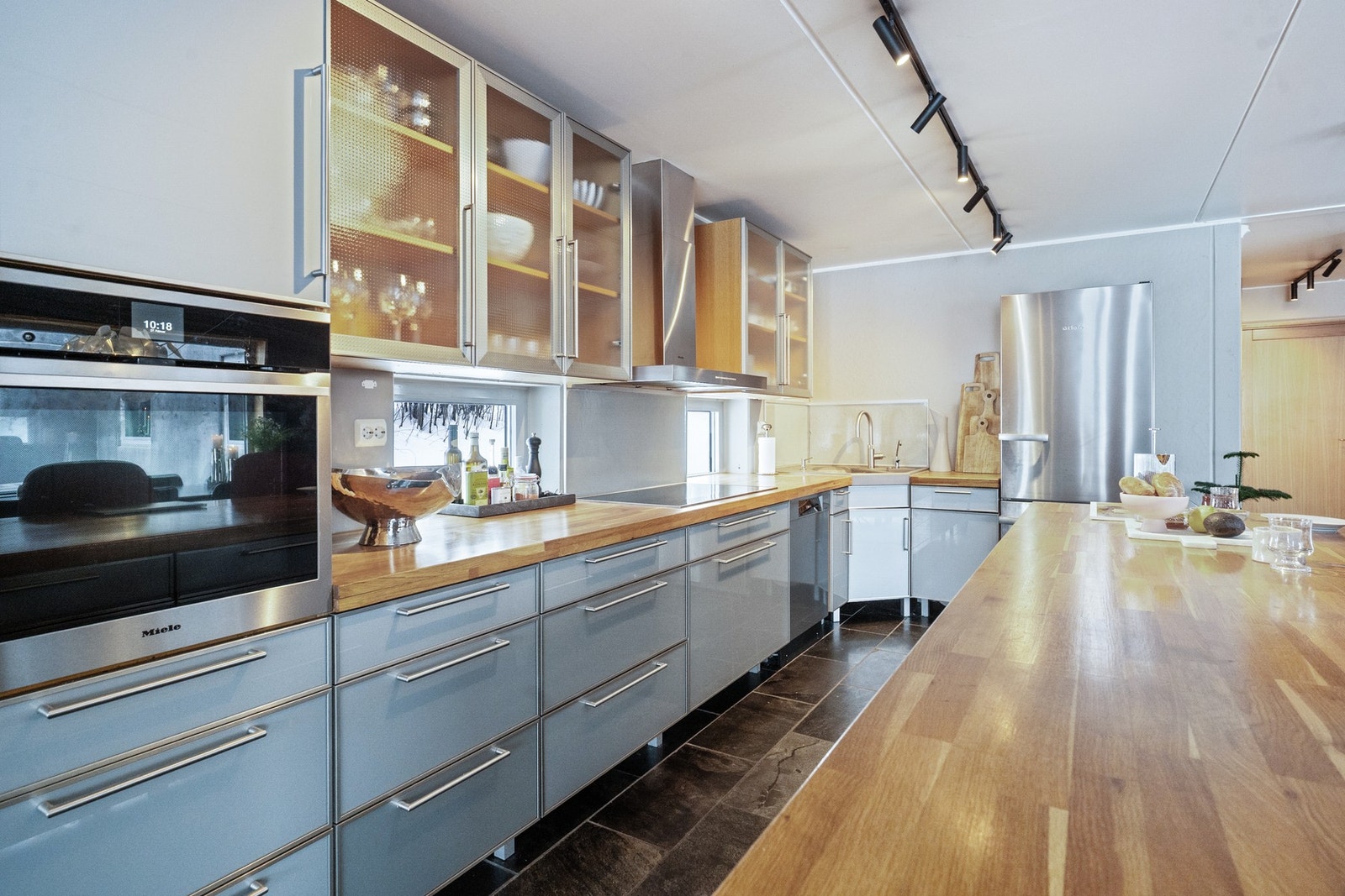 Lekkert kjøkken med integrert stekeovn og induksjonstopp. Galleribilde