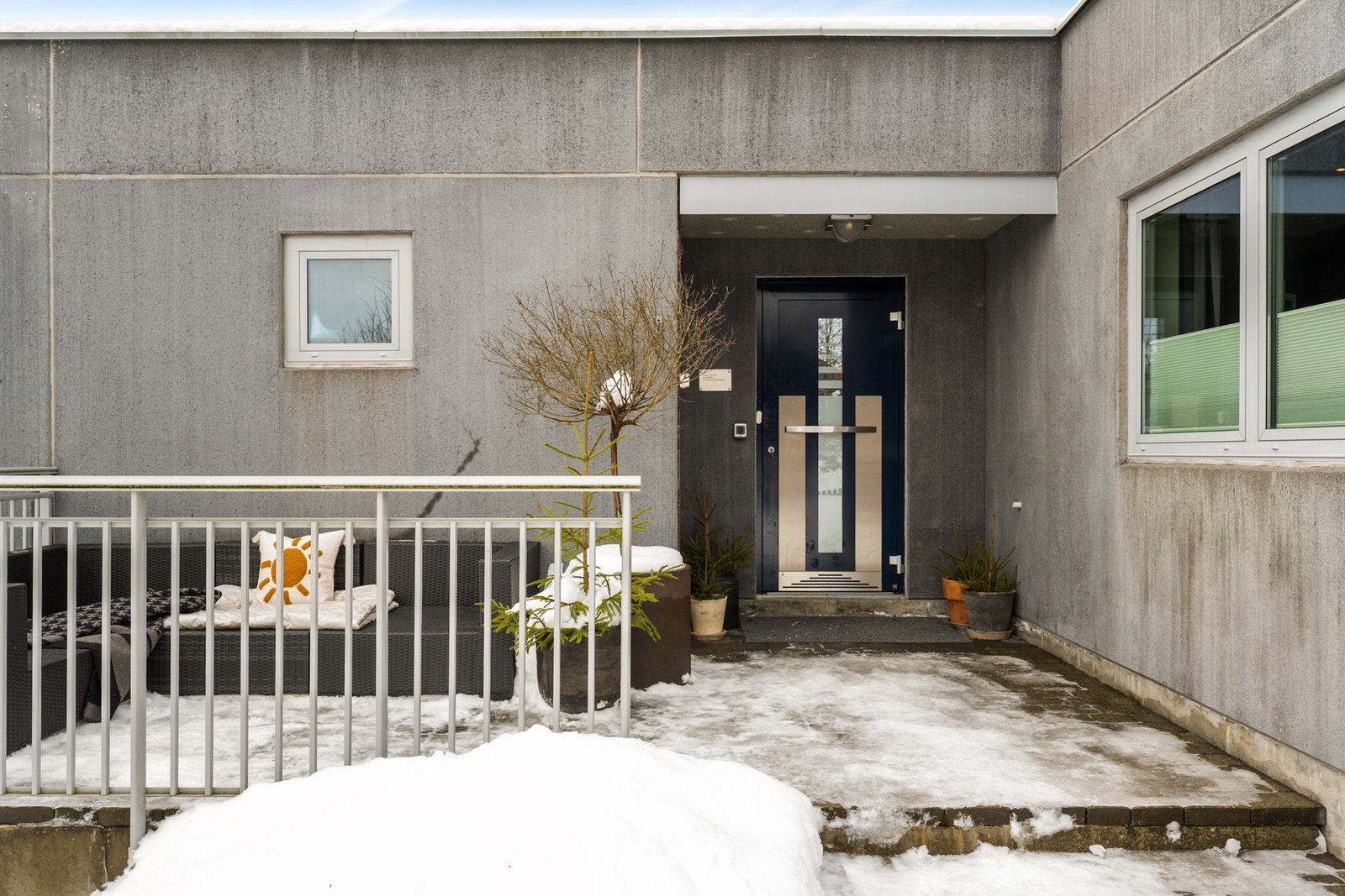 Kveldssolen kan nytes på terrassen ved inngangspartiet. Galleribilde