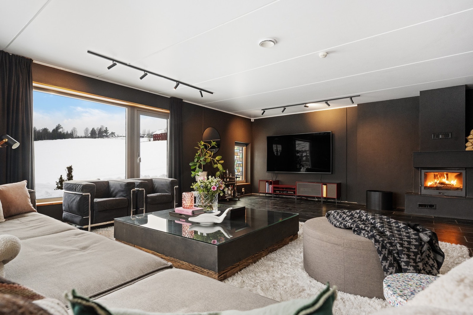 Store vinduer fra gulv til tak som gir godt med lys. Galleribilde