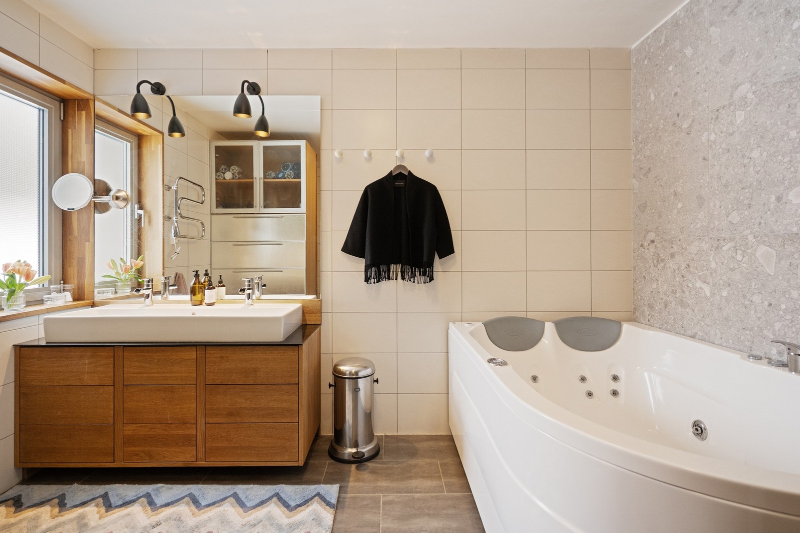 Romslig bad med stort badekar. Galleribilde