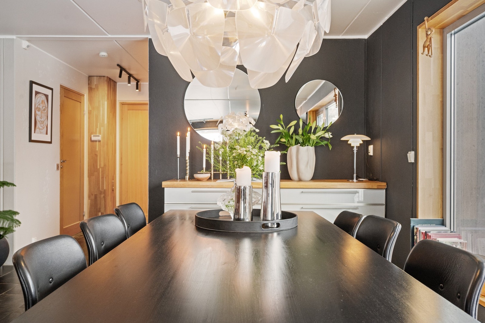 God plass til stort spisebord. Galleribilde