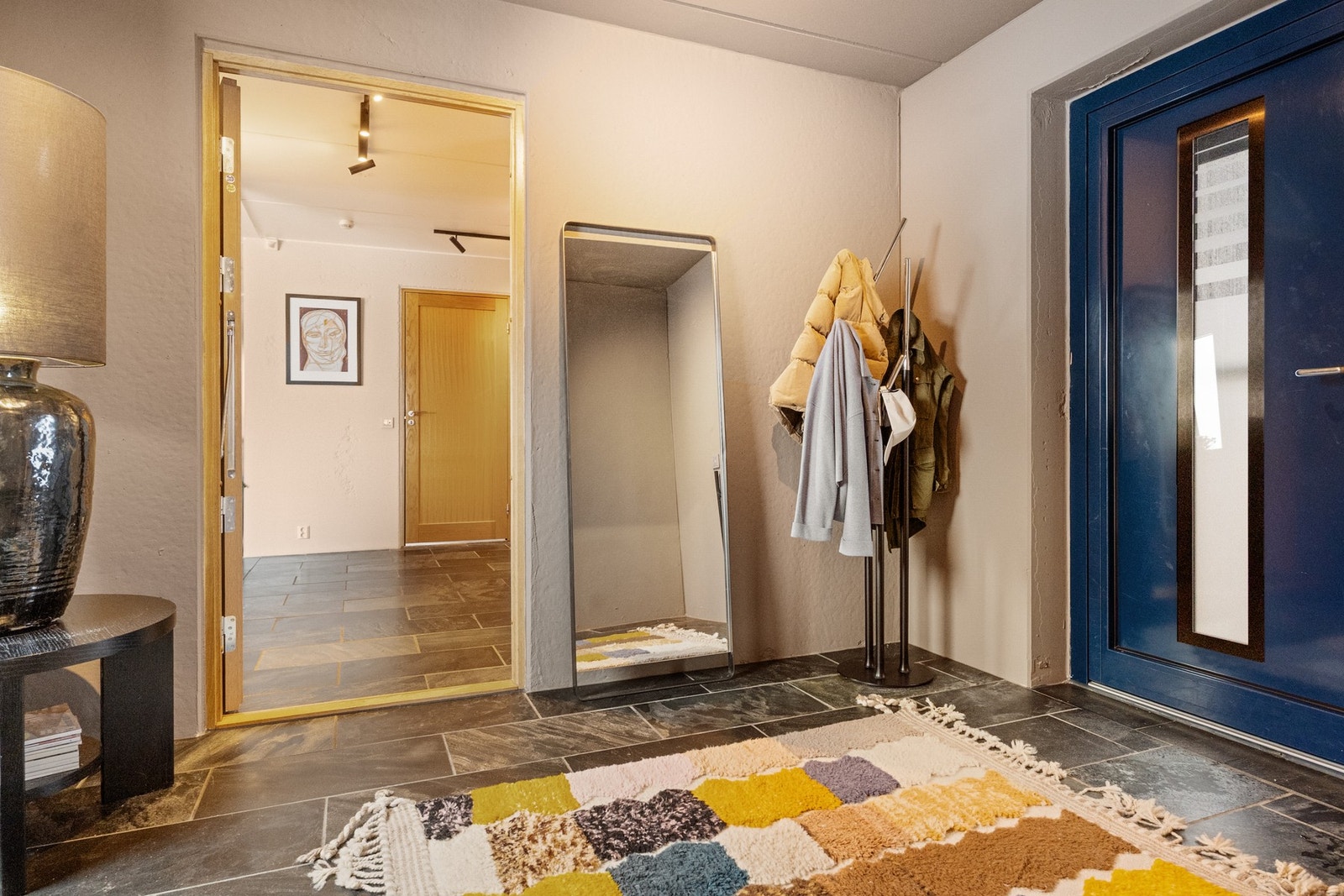 Romslig entrè, Galleribilde