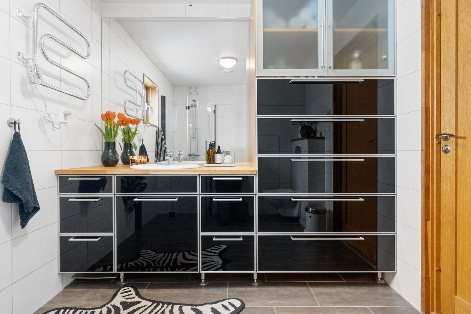 Lekker innredning med fronter i svart høyglans. Galleribilde