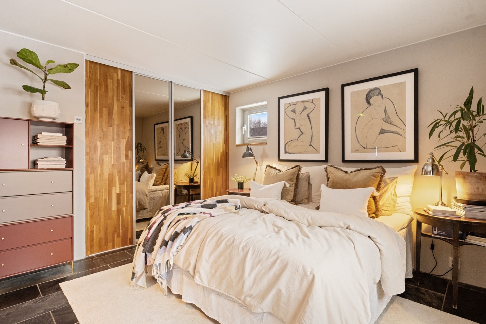 Hovedsoverom med walk-in-closet og eget bad. Galleribilde