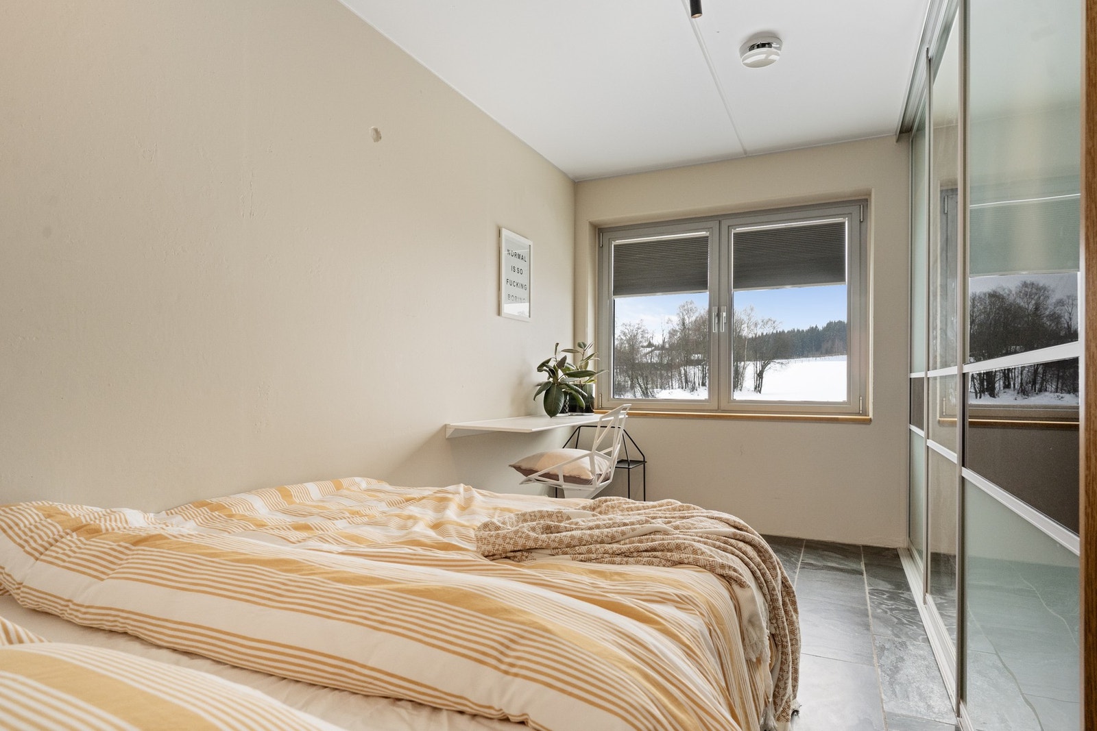 Soverom nr 2 med skyvedørsgarderobe. Galleribilde