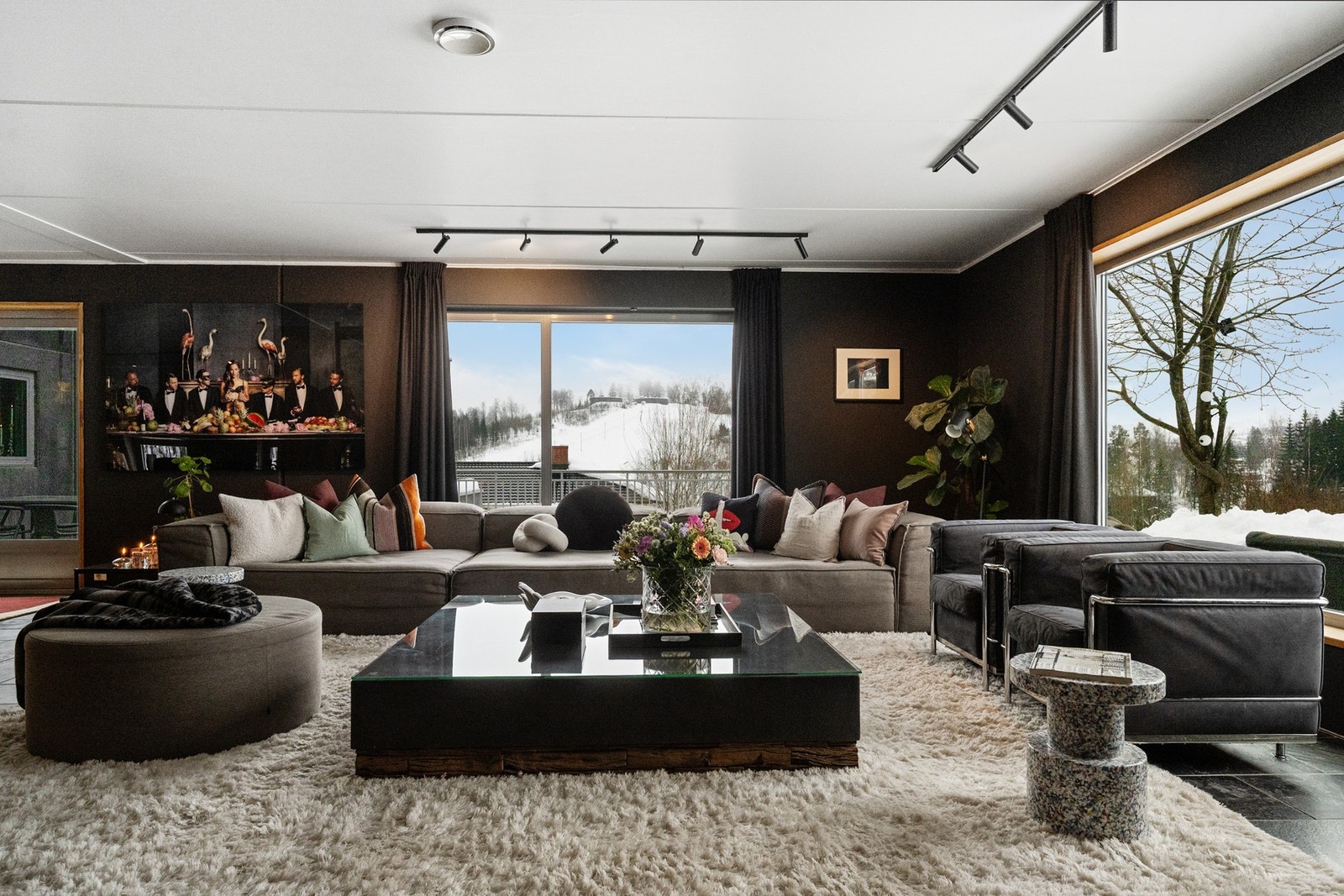 Stor stue med god plass til en romslig sofa. Galleribilde