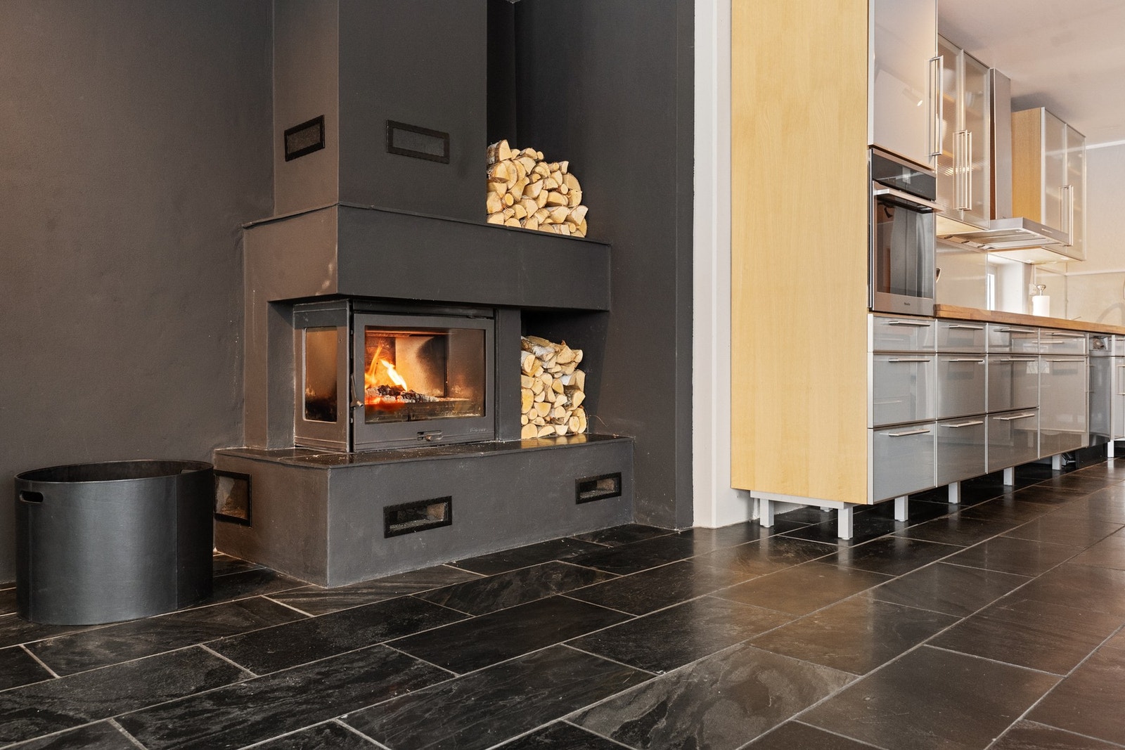 God stemning med peis i stue. Galleribilde