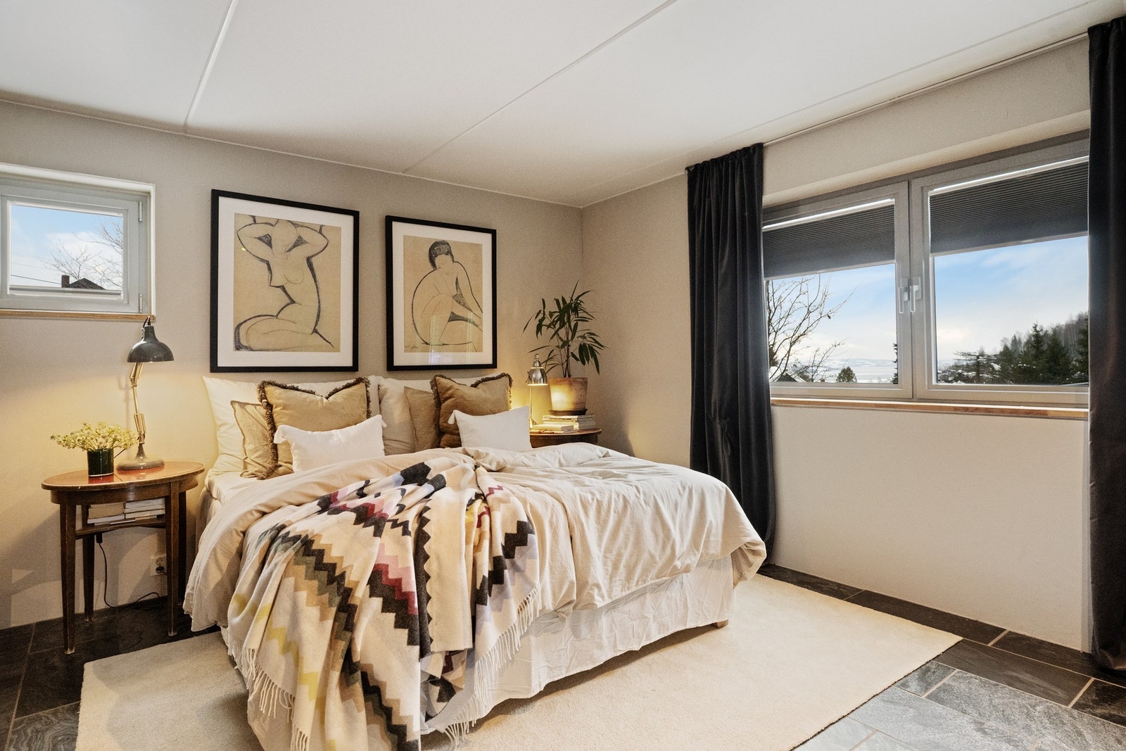 Vinduer med solskjerming. Galleribilde