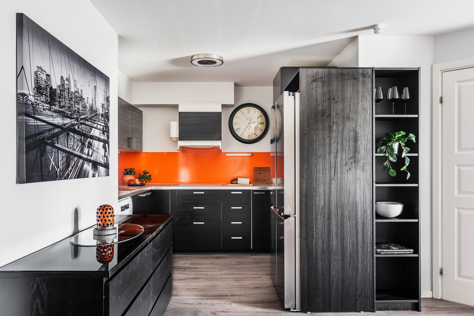 Kjøkkenet har en delvis åpen løsning mot stuen, som skaper en fin romfølelse i leiligheten. Galleribilde