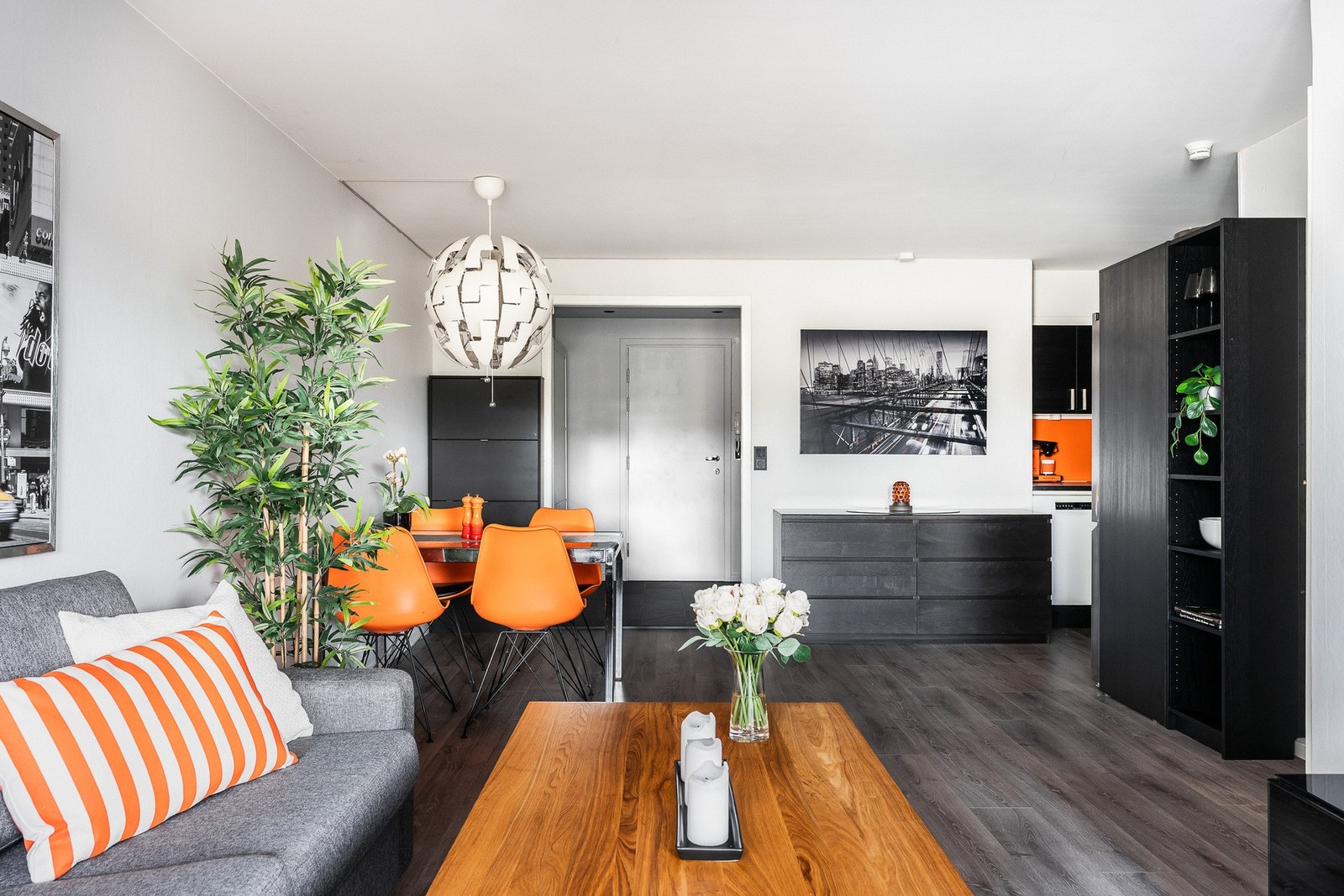 Spiseplassen er praktisk plassert som et naturlig bindeledd mellom stuen og kjøkkenet. Galleribilde