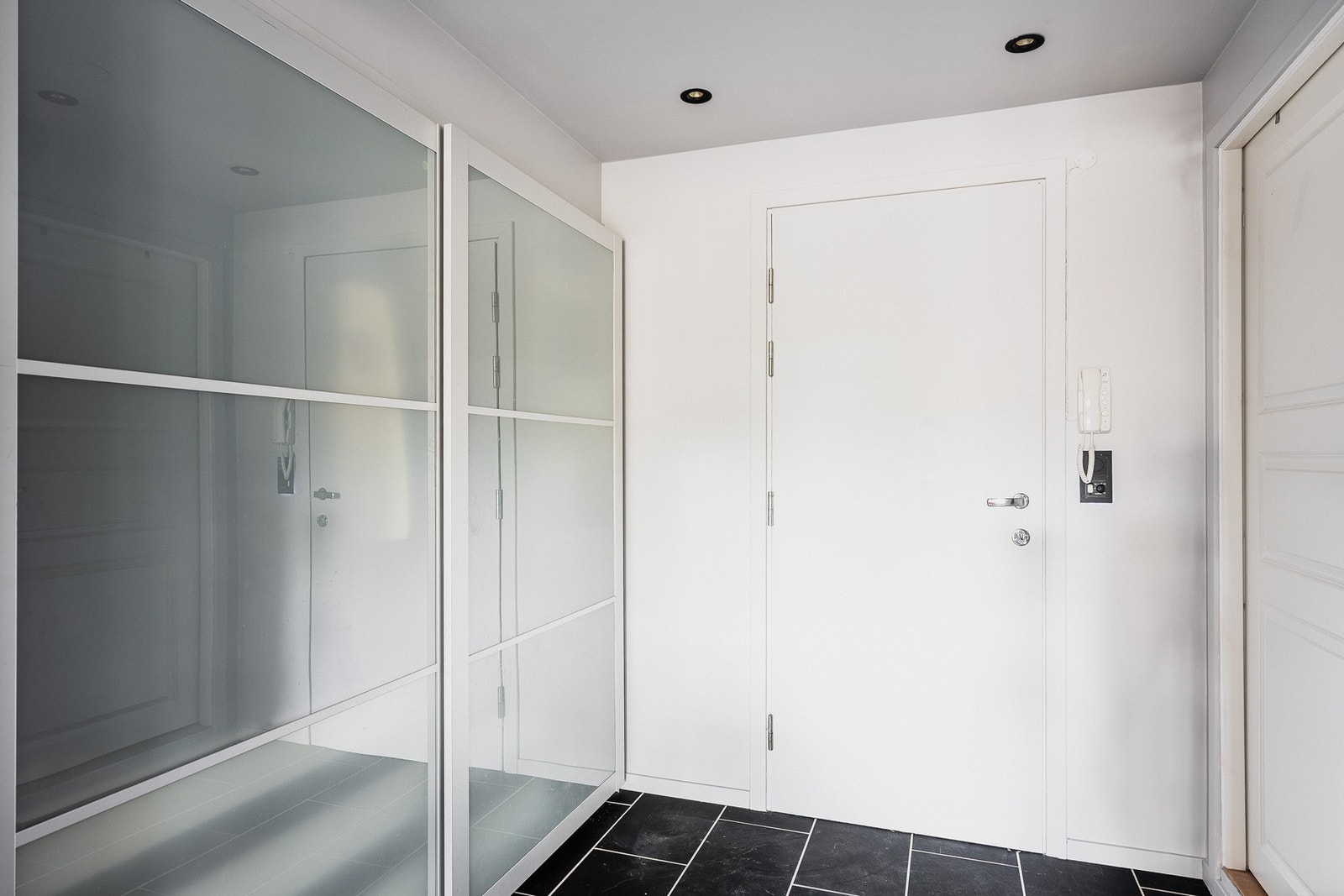 Entréen er nylig malt (2025) og har en praktisk og stor garderobeløsning for yttertøy og sko. Galleribilde