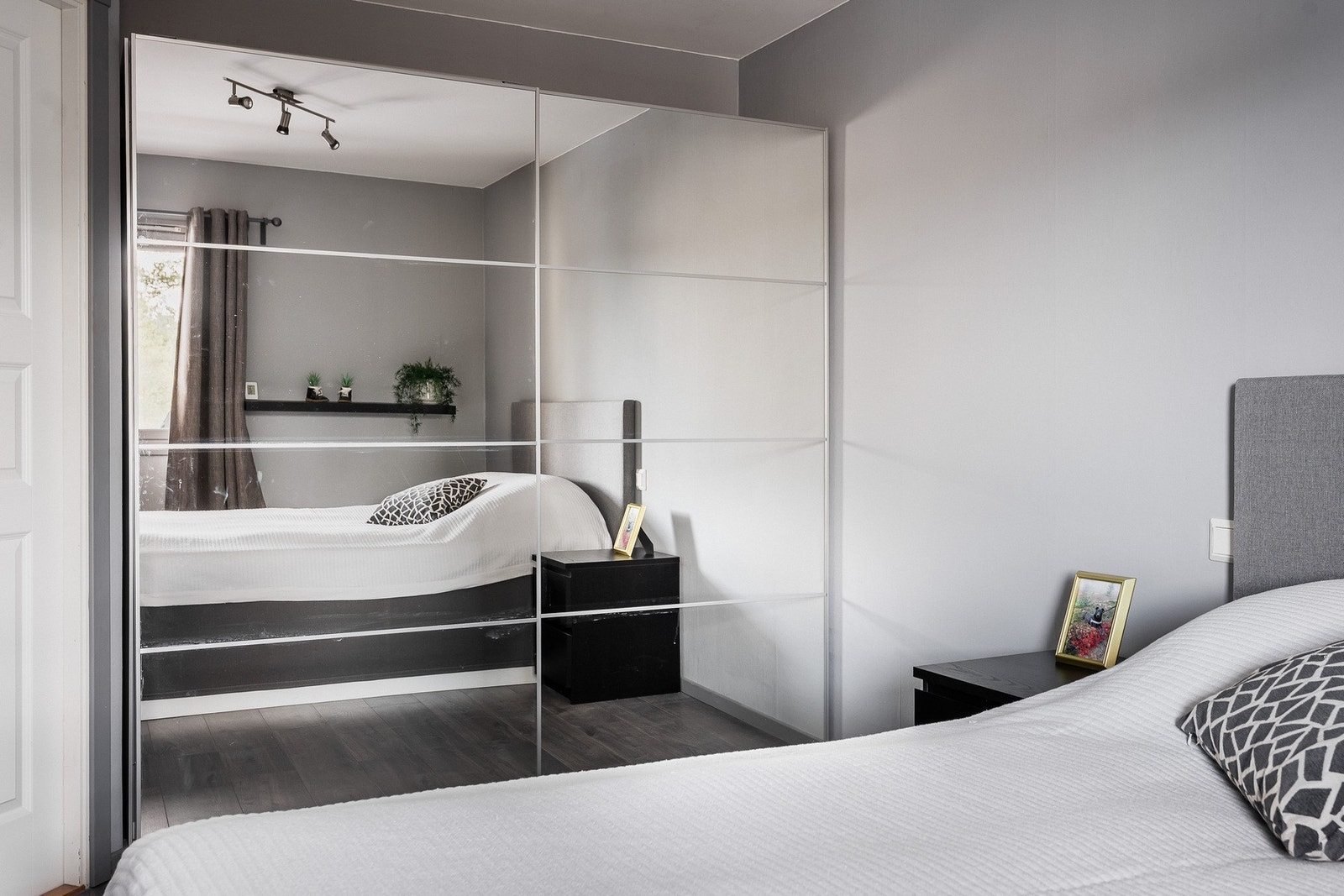 En romslig skyvedørsgarderobe med speilfronter gir rikelig med oppbevaringsplass på soverommet. Galleribilde