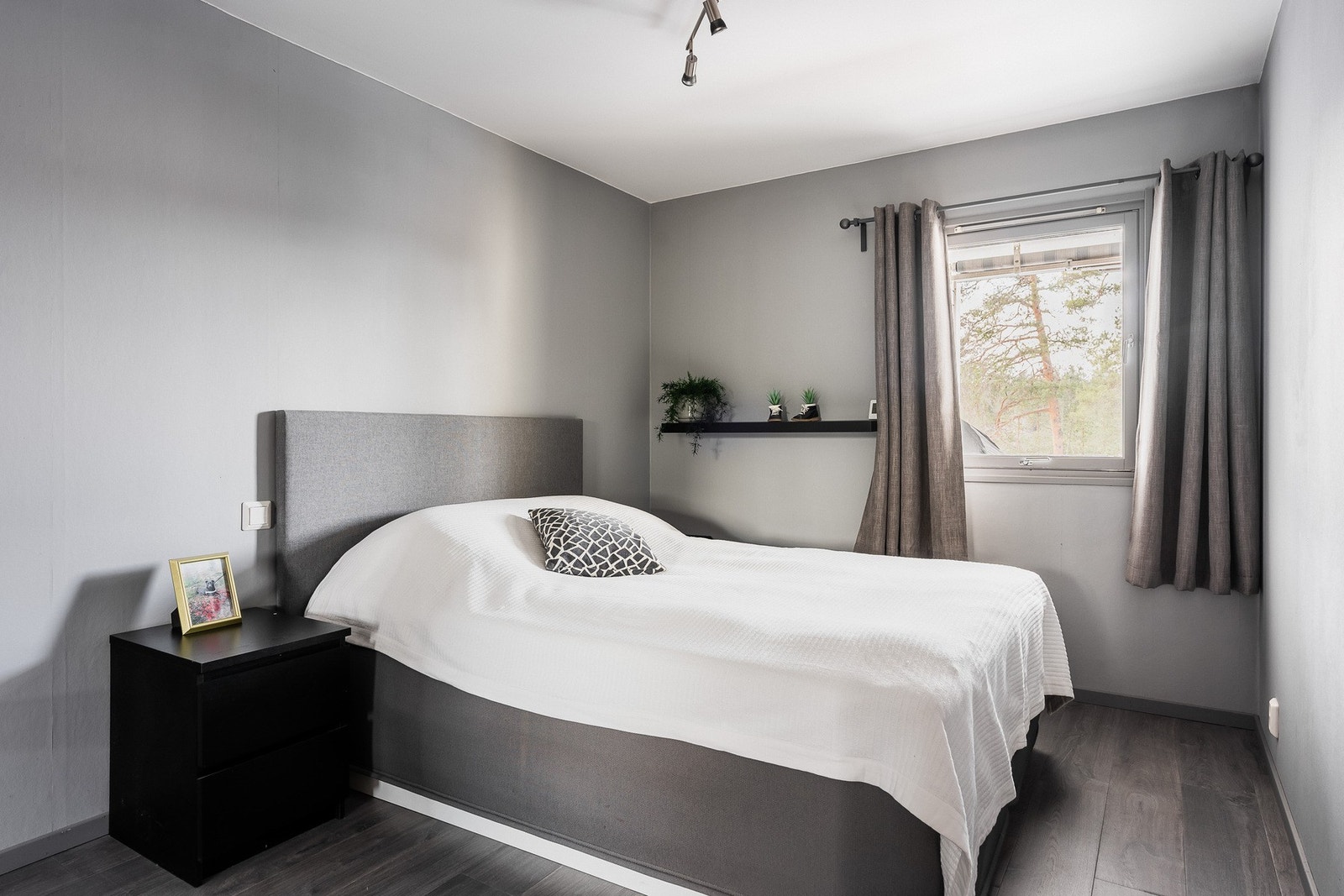 Soverommet ble malt i 2020 og har en rolig plassering med vindu mot grøntareal. Galleribilde