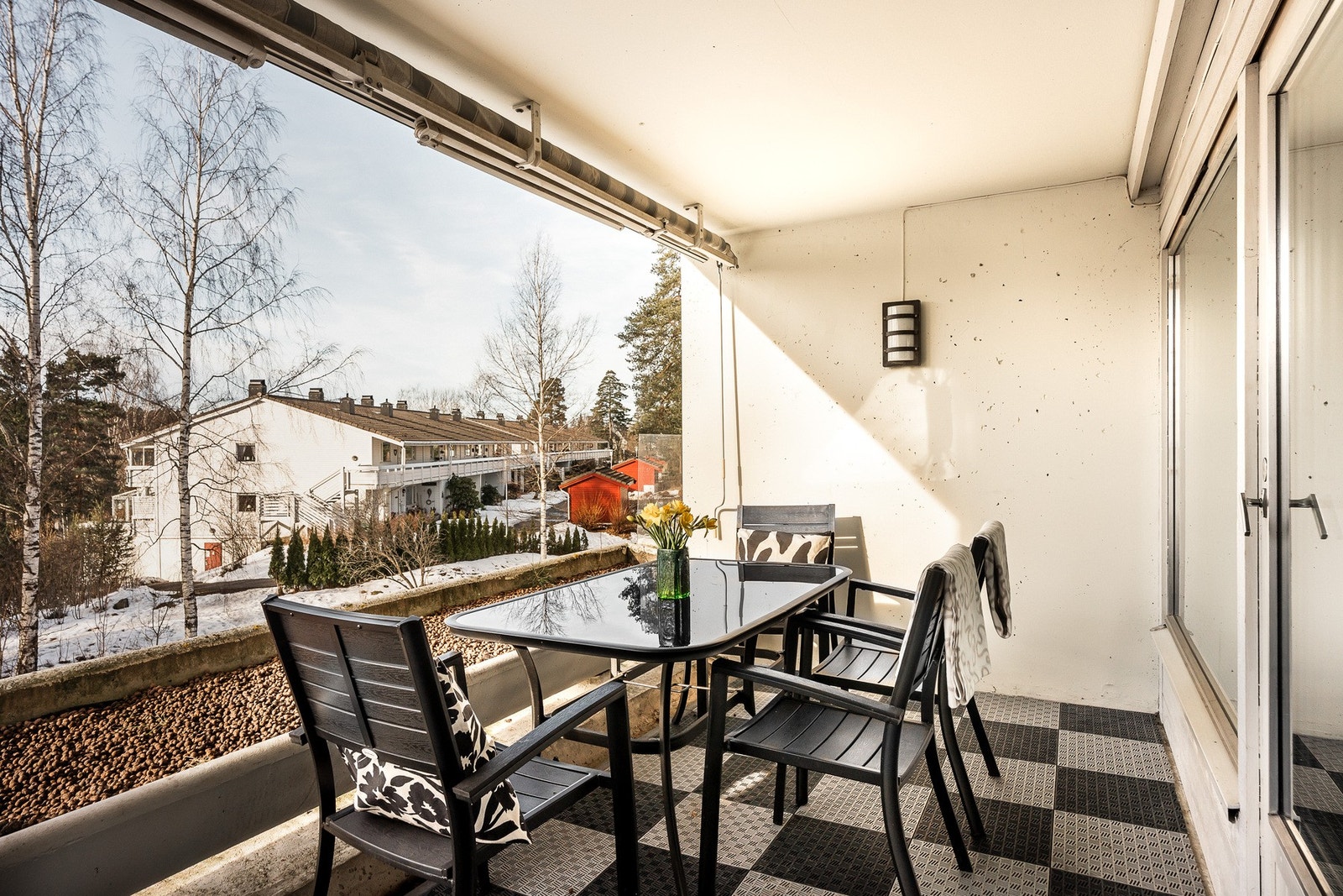 Her er det plass til sittegruppe, og gode solforhold fra ettermiddag til solnedgang. Galleribilde