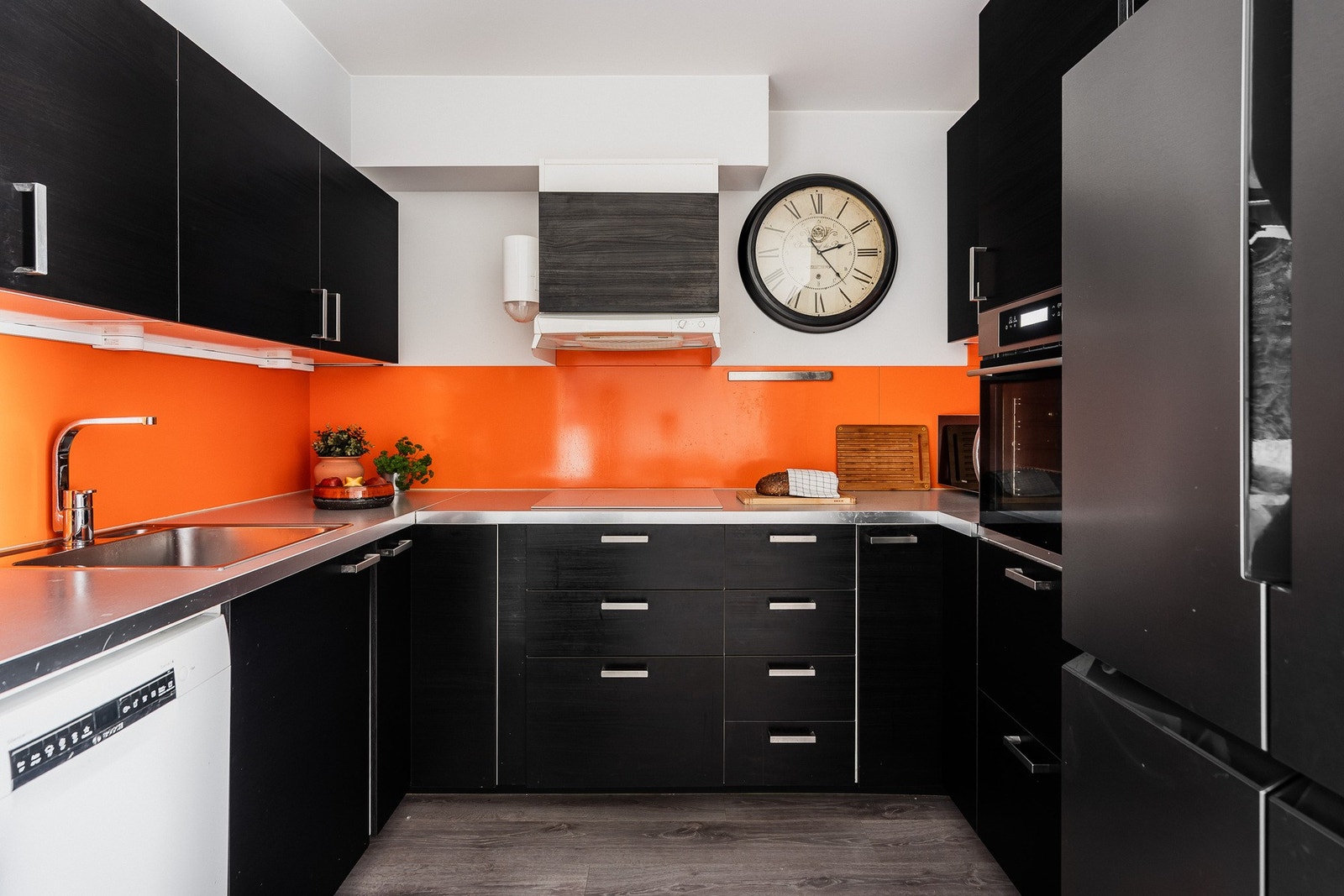 Kjøkkeninnredning fra Ikea 2med god skap- og benkeplass. Galleribilde